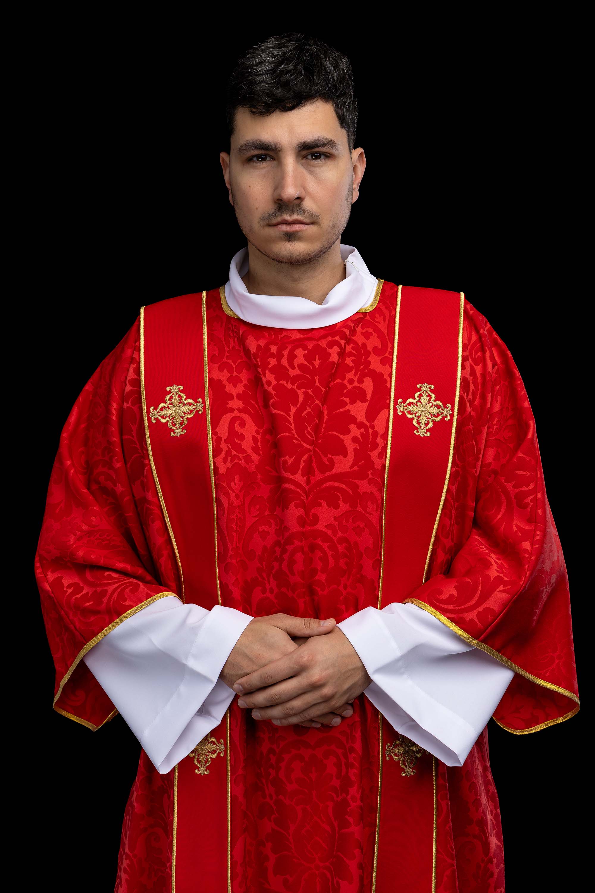 Dalmatyka z pasami i haftowanymi złotymi krzyżami na żakardzie czerwona