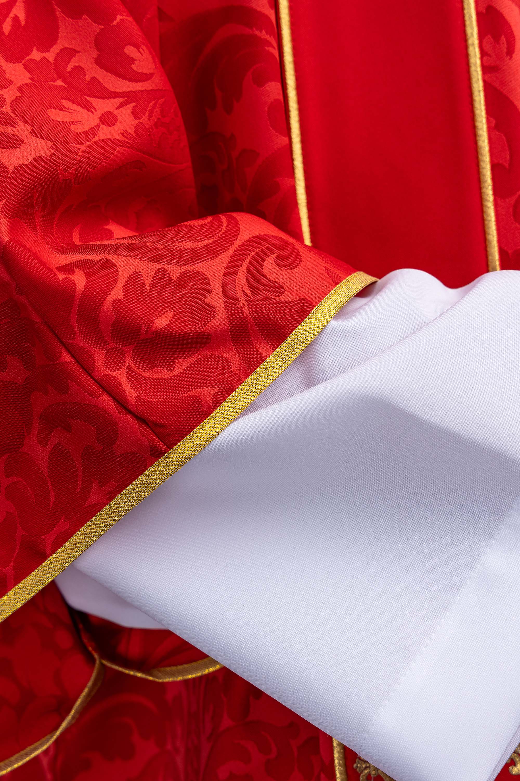 Dalmatyka z pasami i haftowanymi złotymi krzyżami na żakardzie czerwona