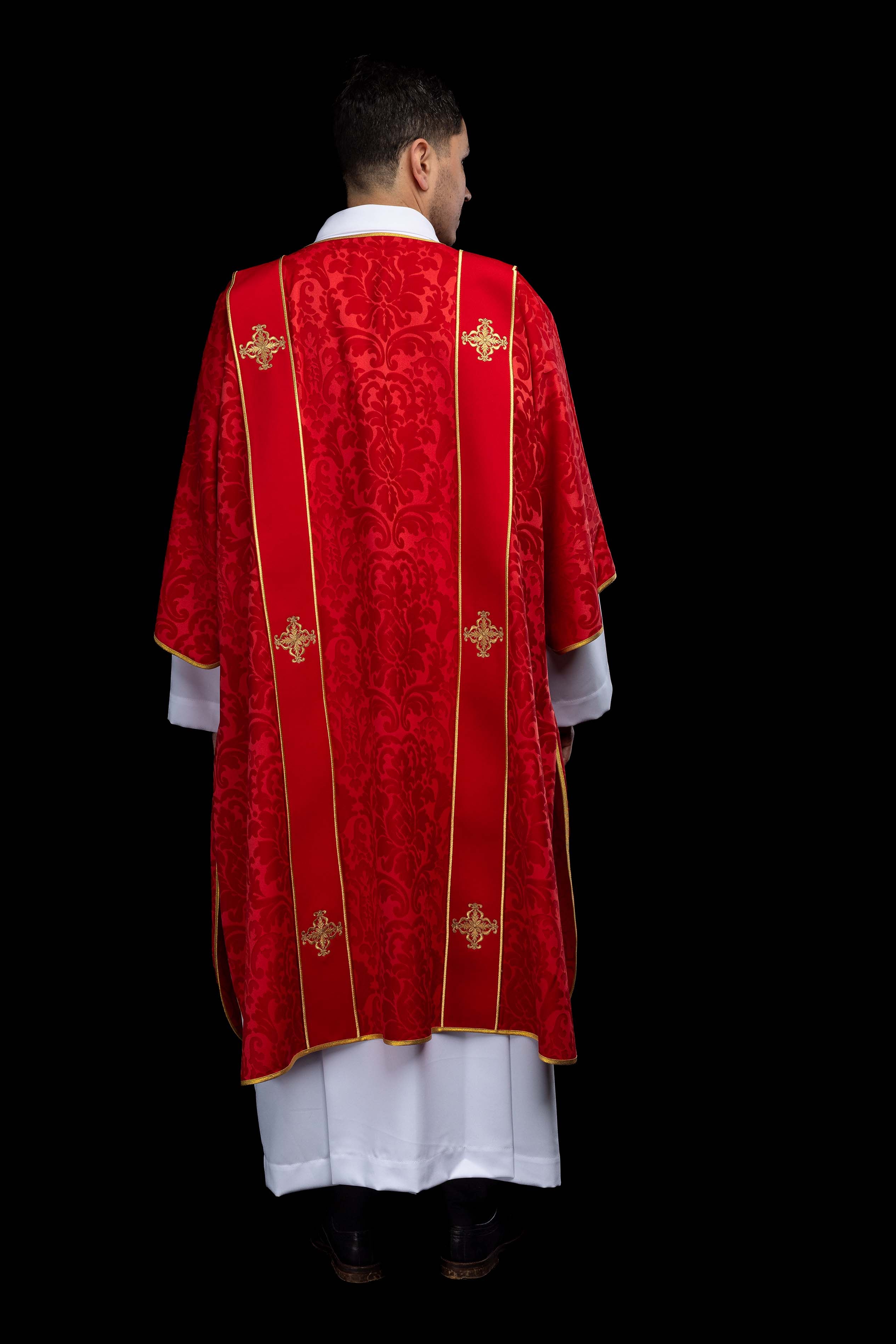 Dalmatyka z pasami i haftowanymi złotymi krzyżami na żakardzie czerwona