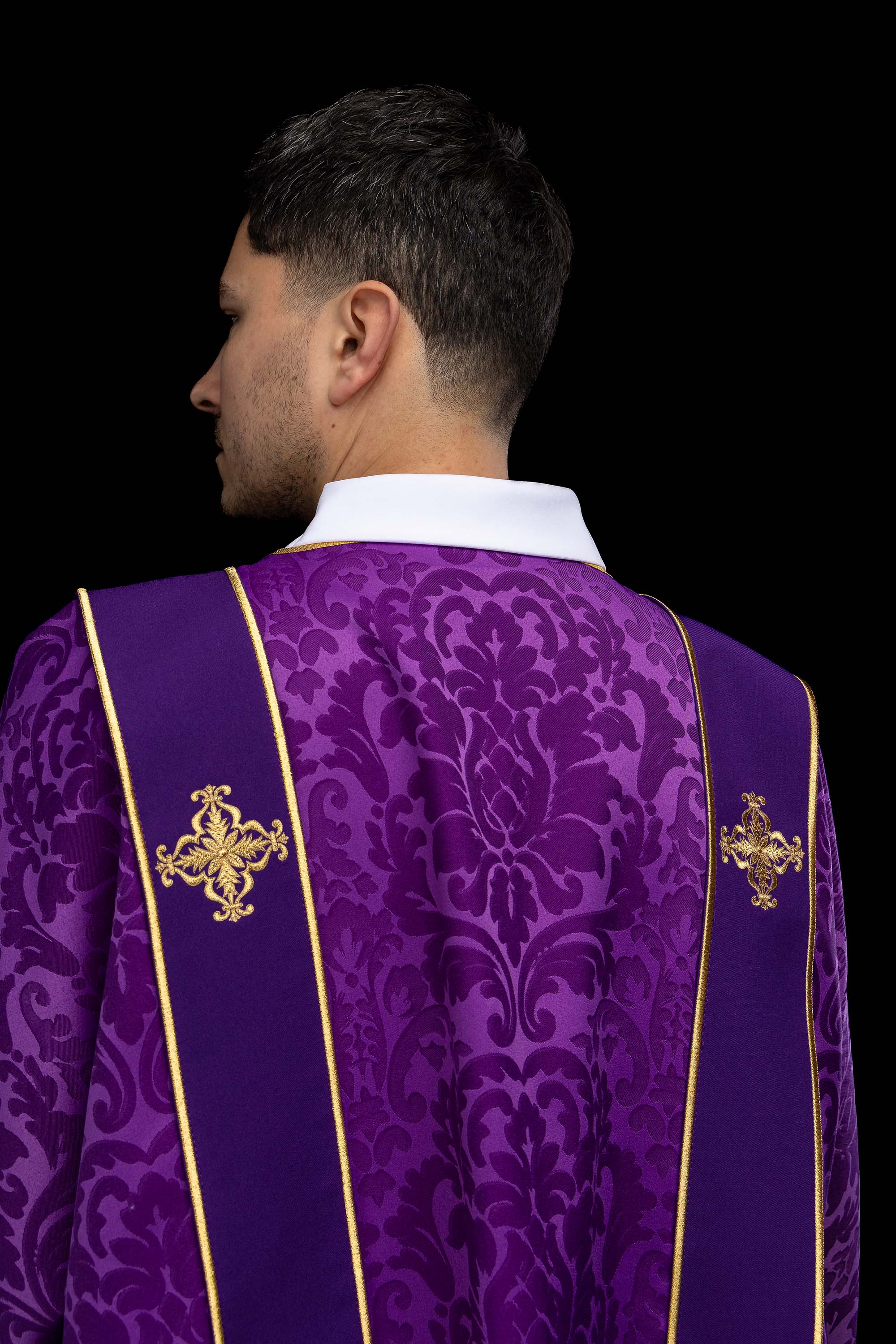 Dalmatyka z pasami i haftowanymi złotymi krzyżami na żakardzie fioletowa