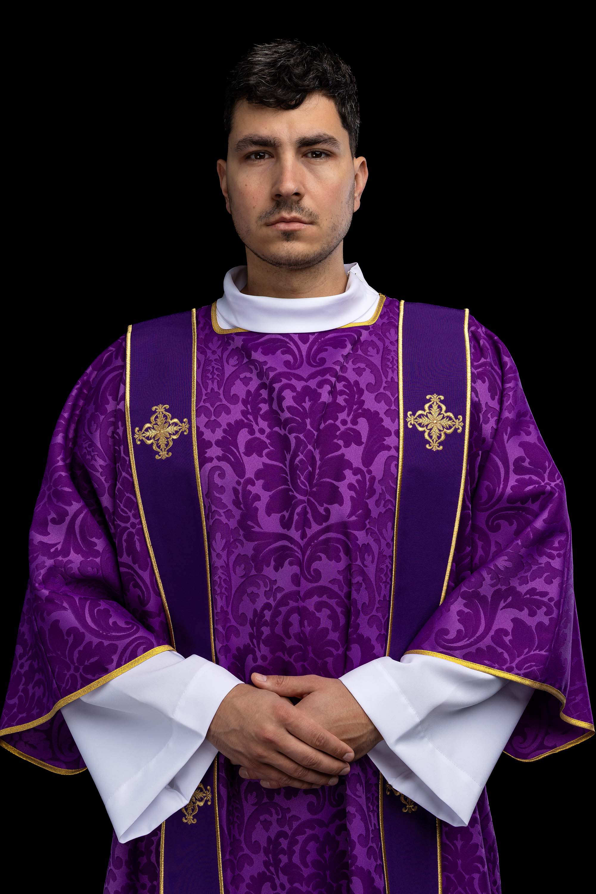 Dalmatyka z pasami i haftowanymi złotymi krzyżami na żakardzie fioletowa
