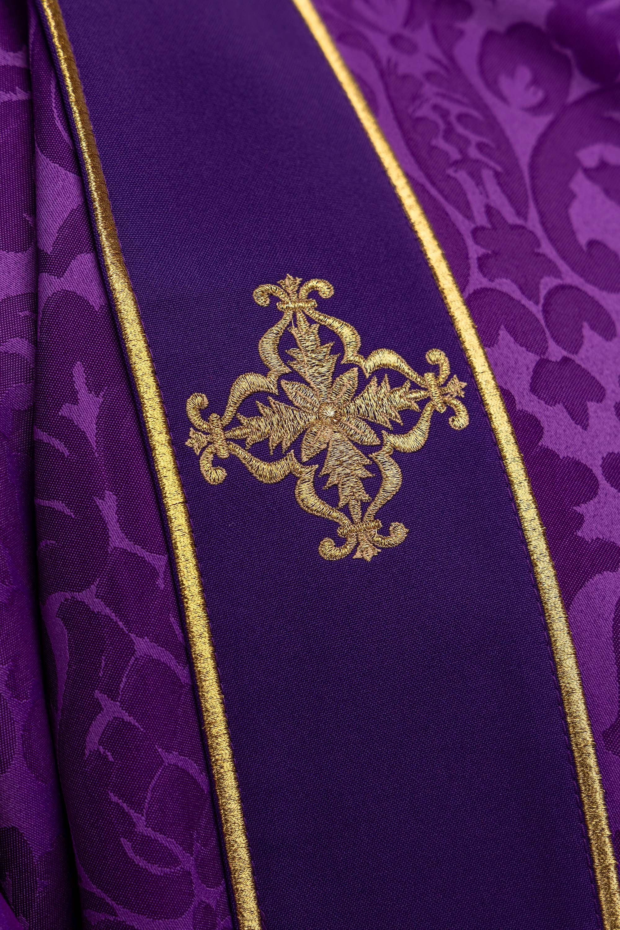 Dalmatyka z pasami i haftowanymi złotymi krzyżami na żakardzie fioletowa