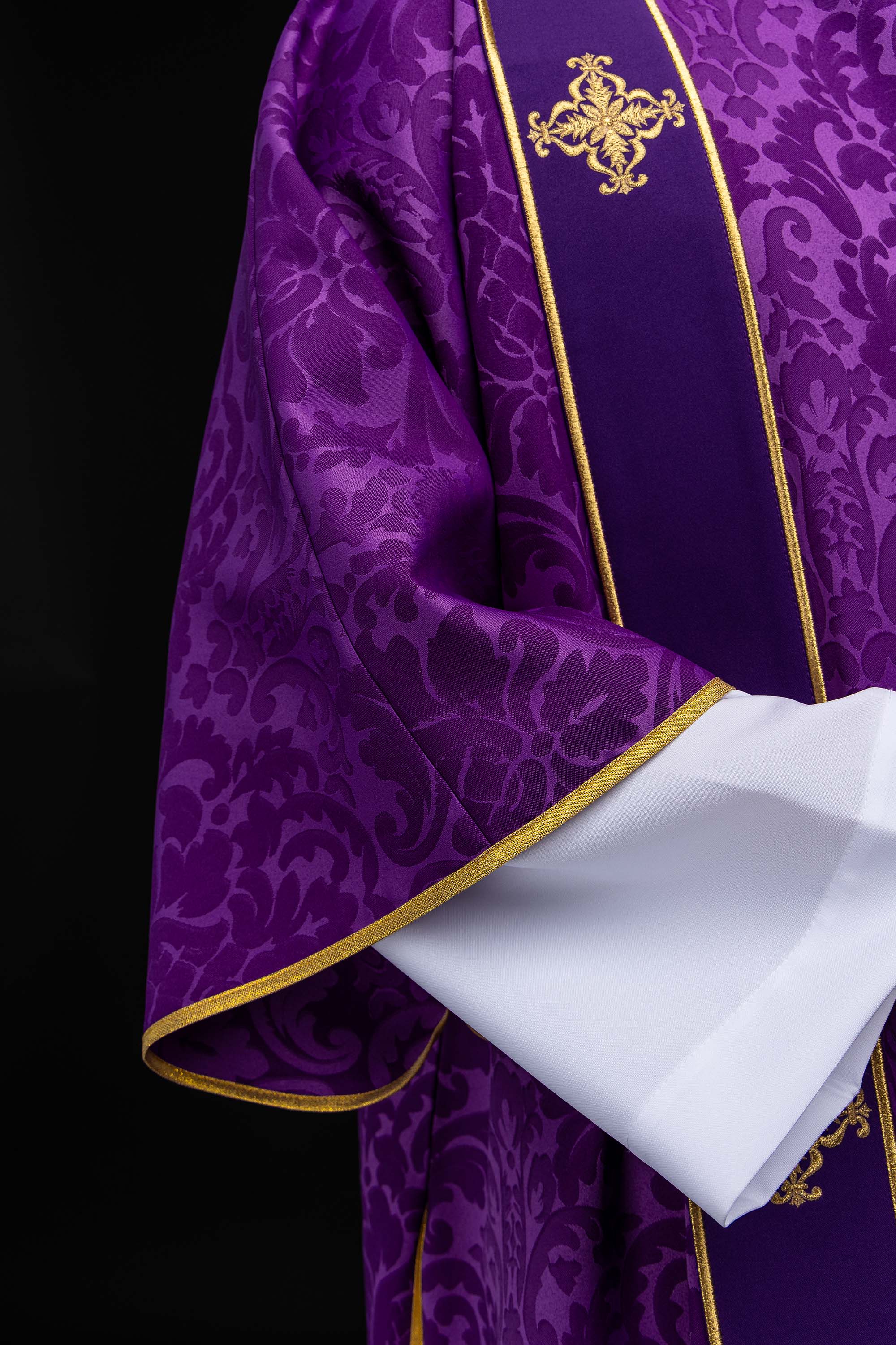 Dalmatyka z pasami i haftowanymi złotymi krzyżami na żakardzie fioletowa