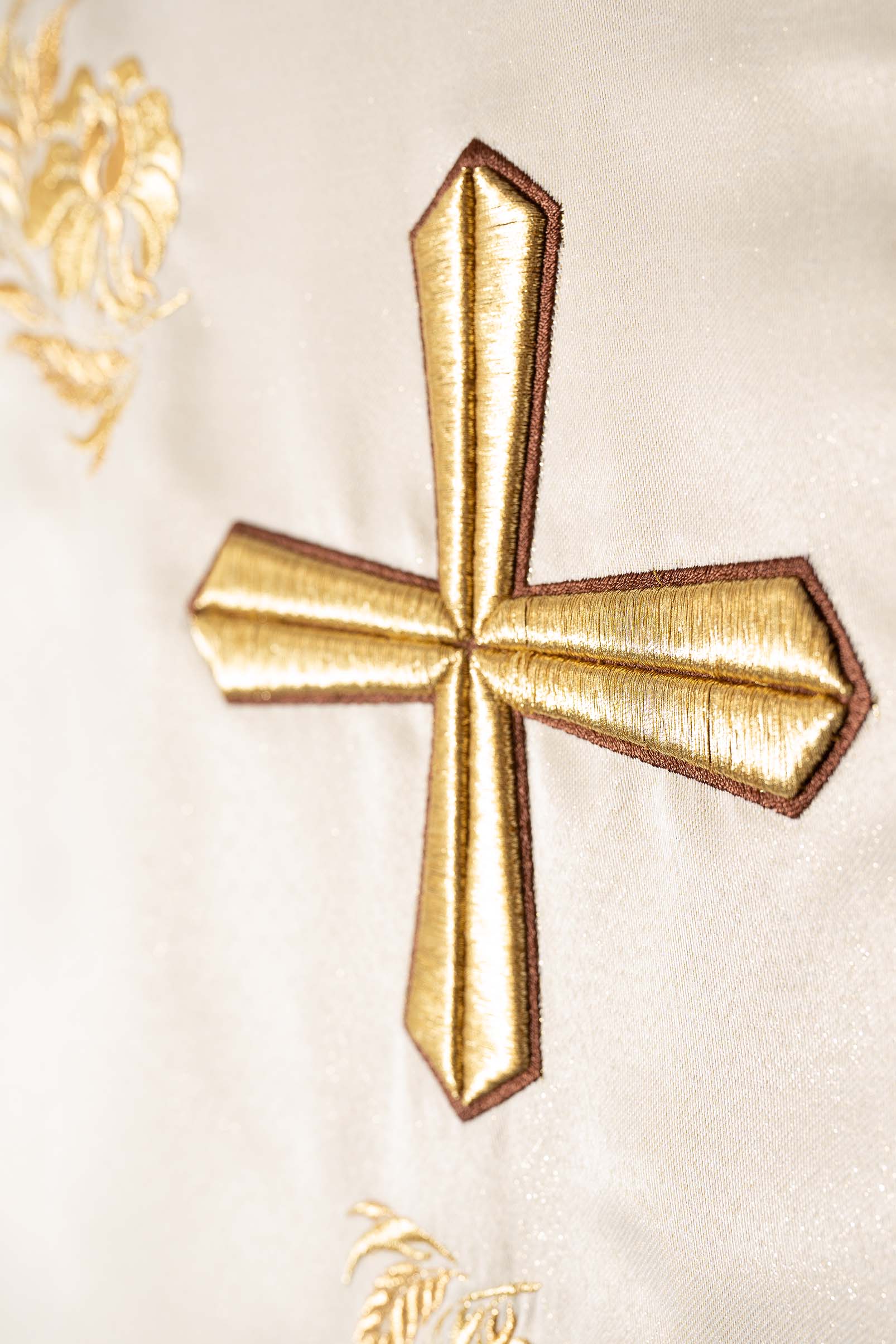 Ornat z bogato haftowanym krzyżem i kołnierzem w kolorze ecru - ORNATY.PL