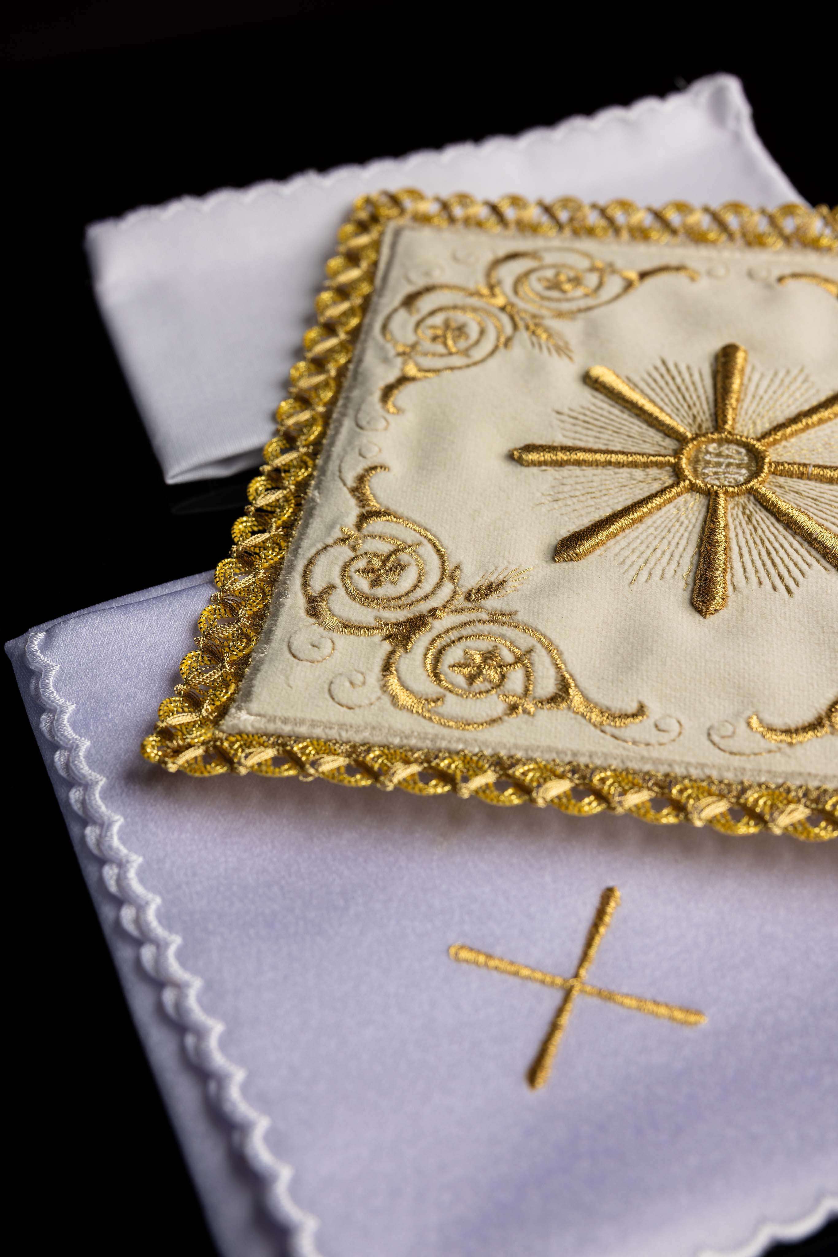Bielizna kielichowa ecru z haftem słońca eucharystycznego