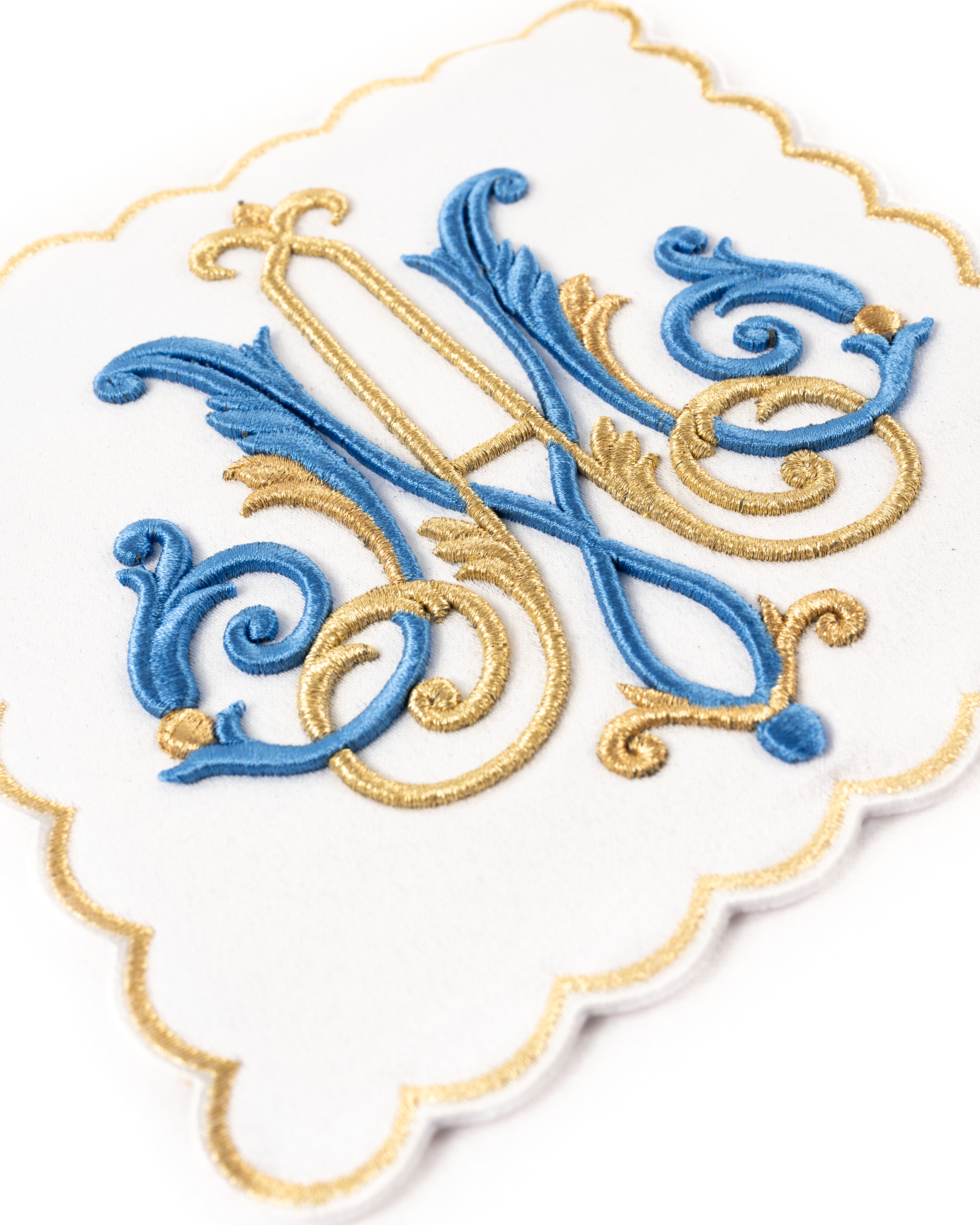 Liturgiczny komplet kielichowy z haftowanym motywem Maryjnym