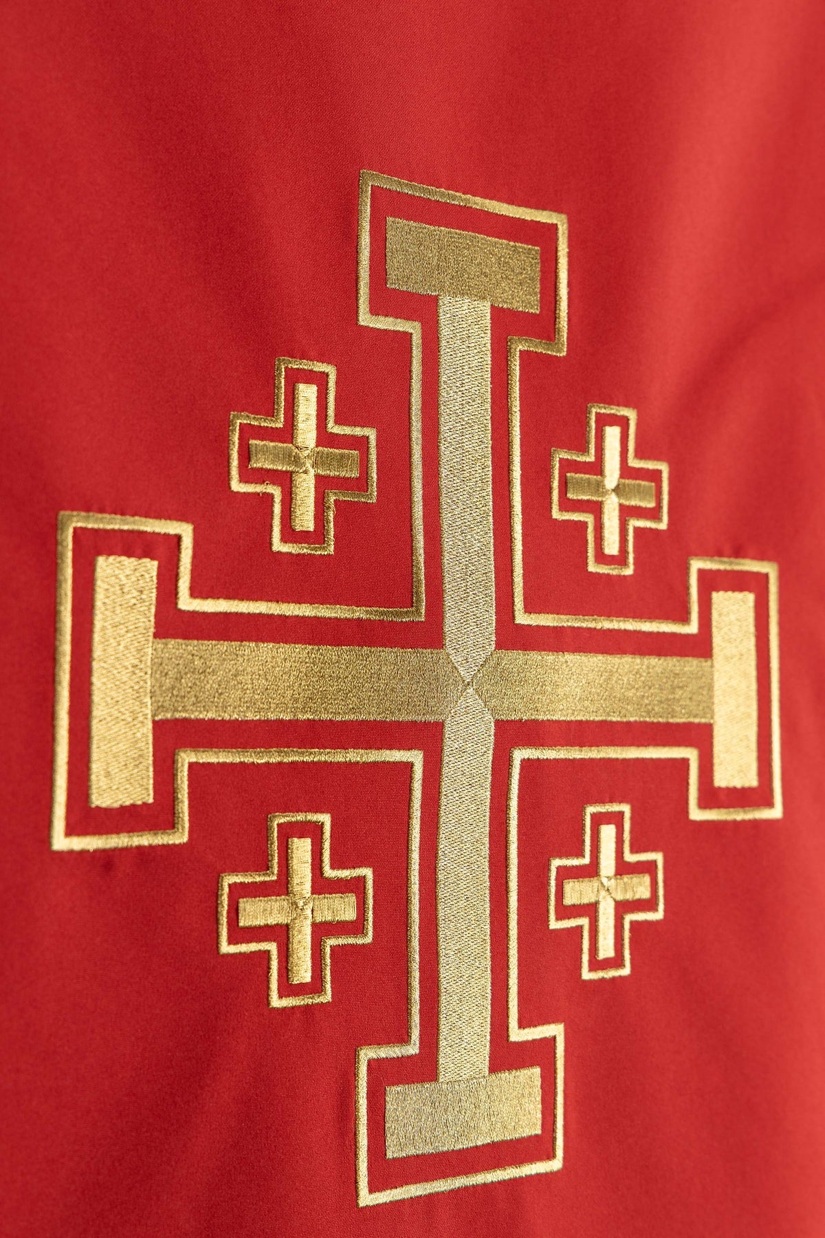 Serweta na lektorium z haftem krzyża Jerozolimskiego czerwona
