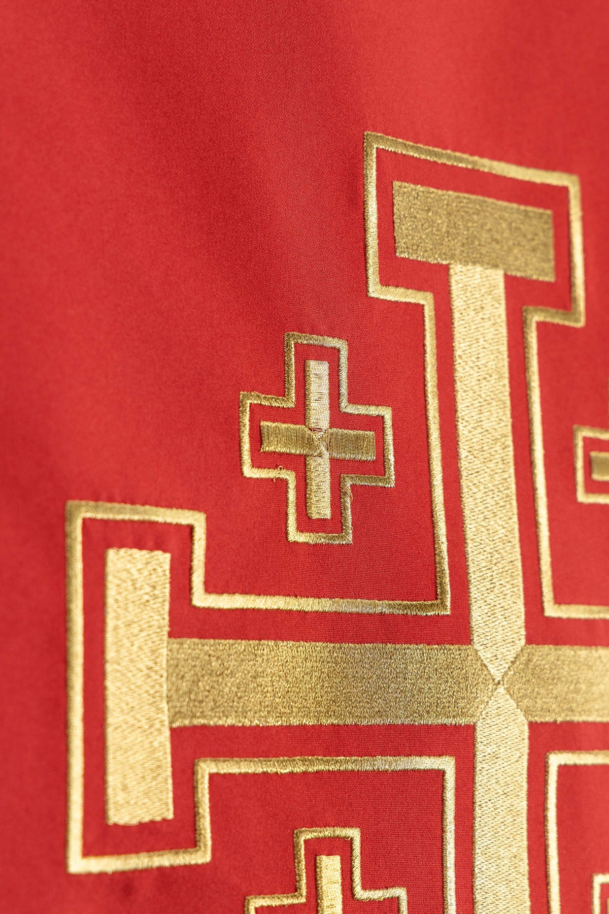 Serweta na lektorium z haftem krzyża Jerozolimskiego czerwona