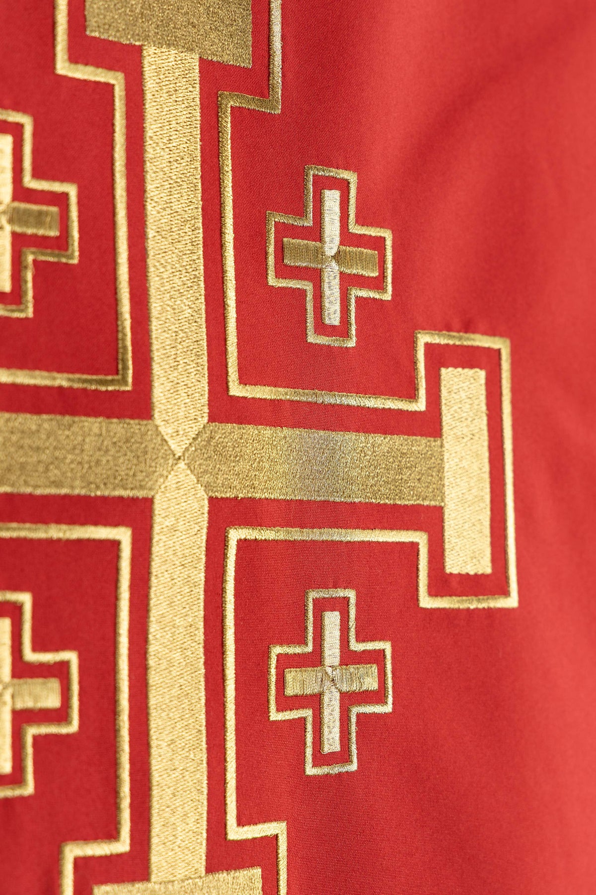 Serweta na lektorium z haftem krzyża Jerozolimskiego czerwona