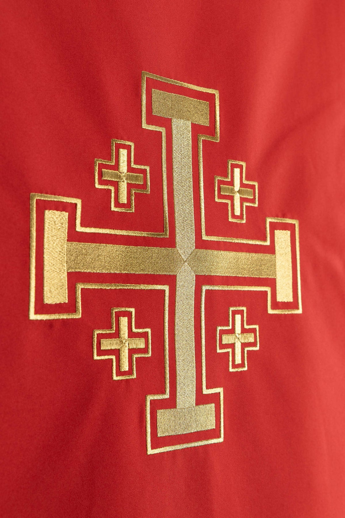 Serweta na lektorium z haftem krzyża Jerozolimskiego czerwona
