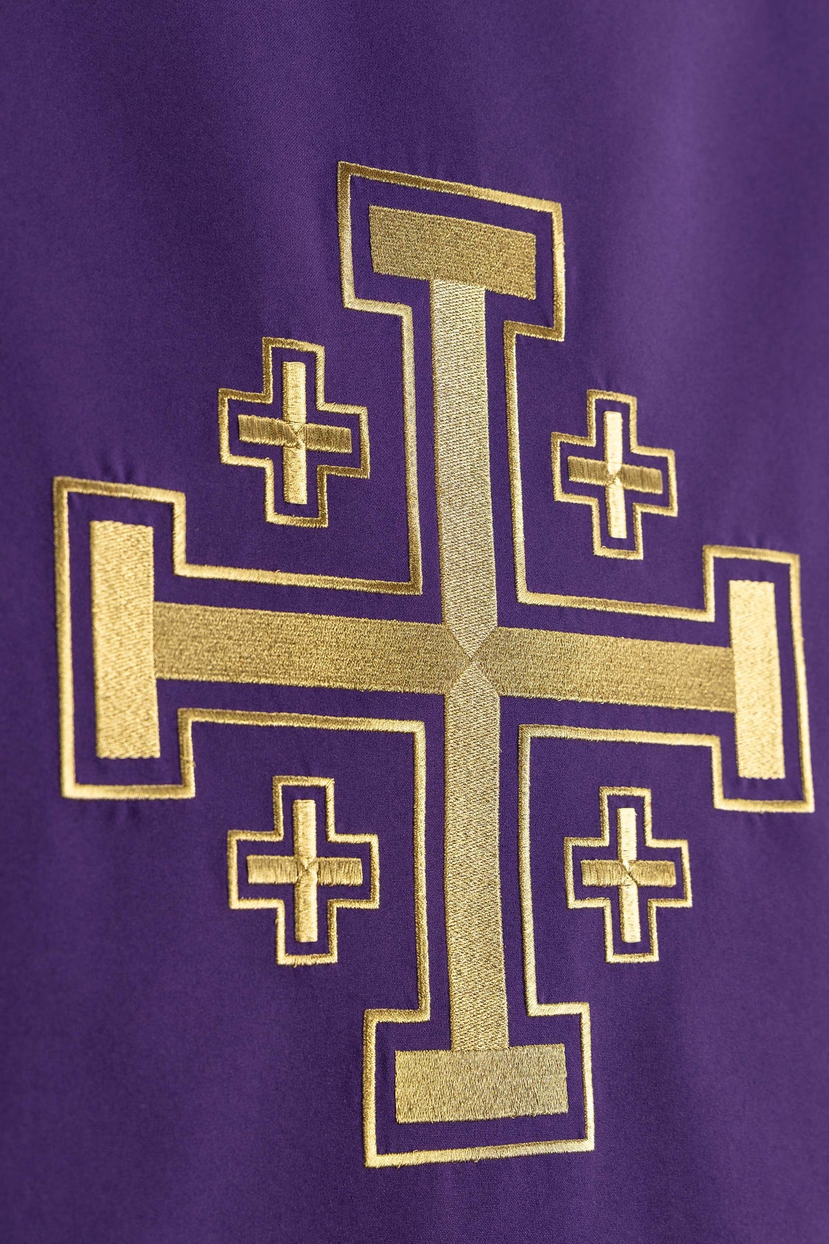 Serweta na lektorium z haftem krzyża Jerozolimskiego fioletowa