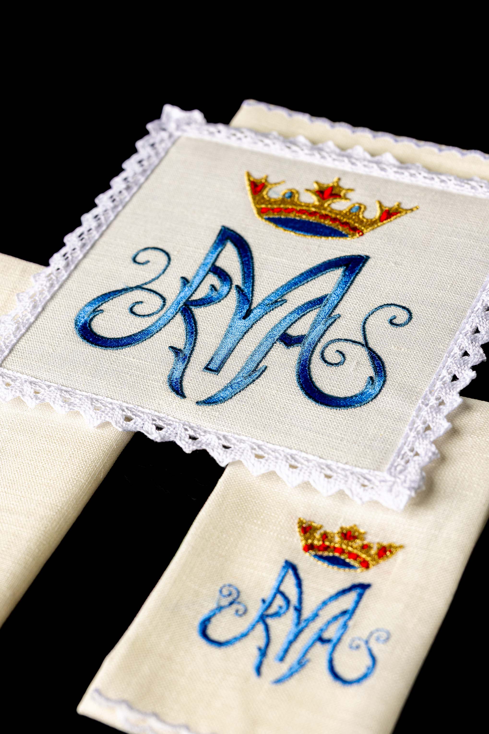 Lniana bielizna kielichowa z motywem maryjnym