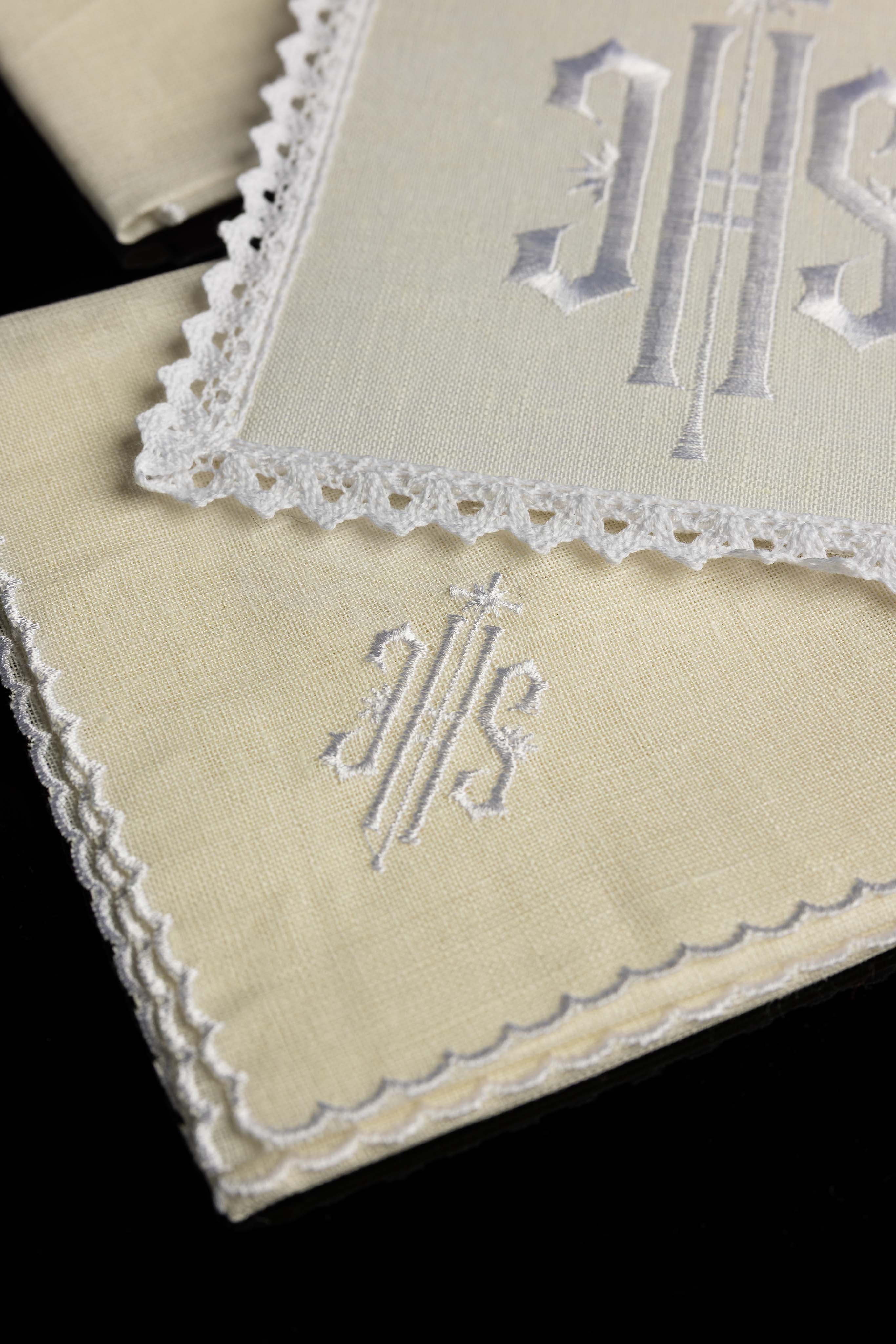 Bielizna kielichowa lniana haftowana IHS z białym haftem