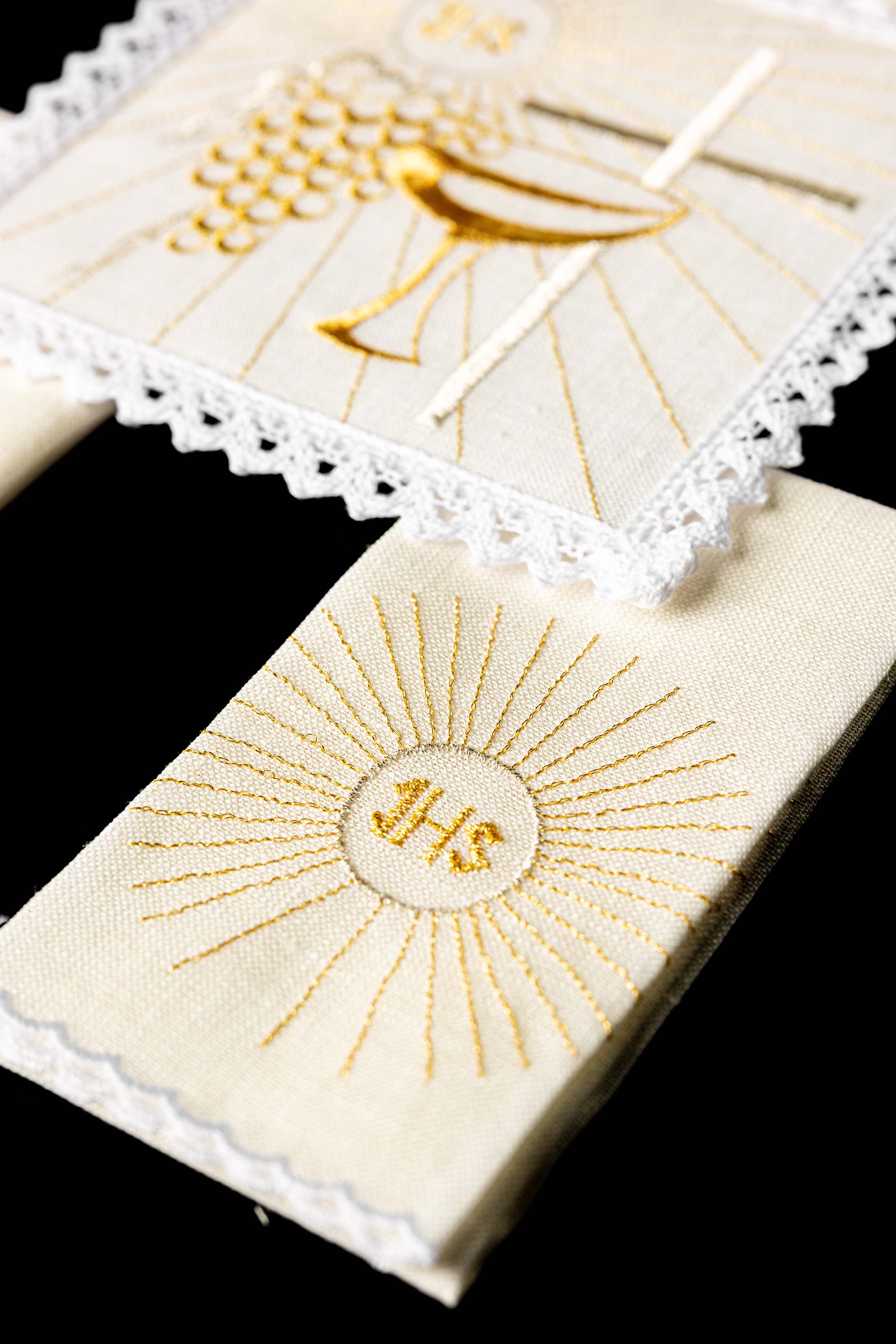 Lniana bielizna kielichowa z haftem kielich i krzyż