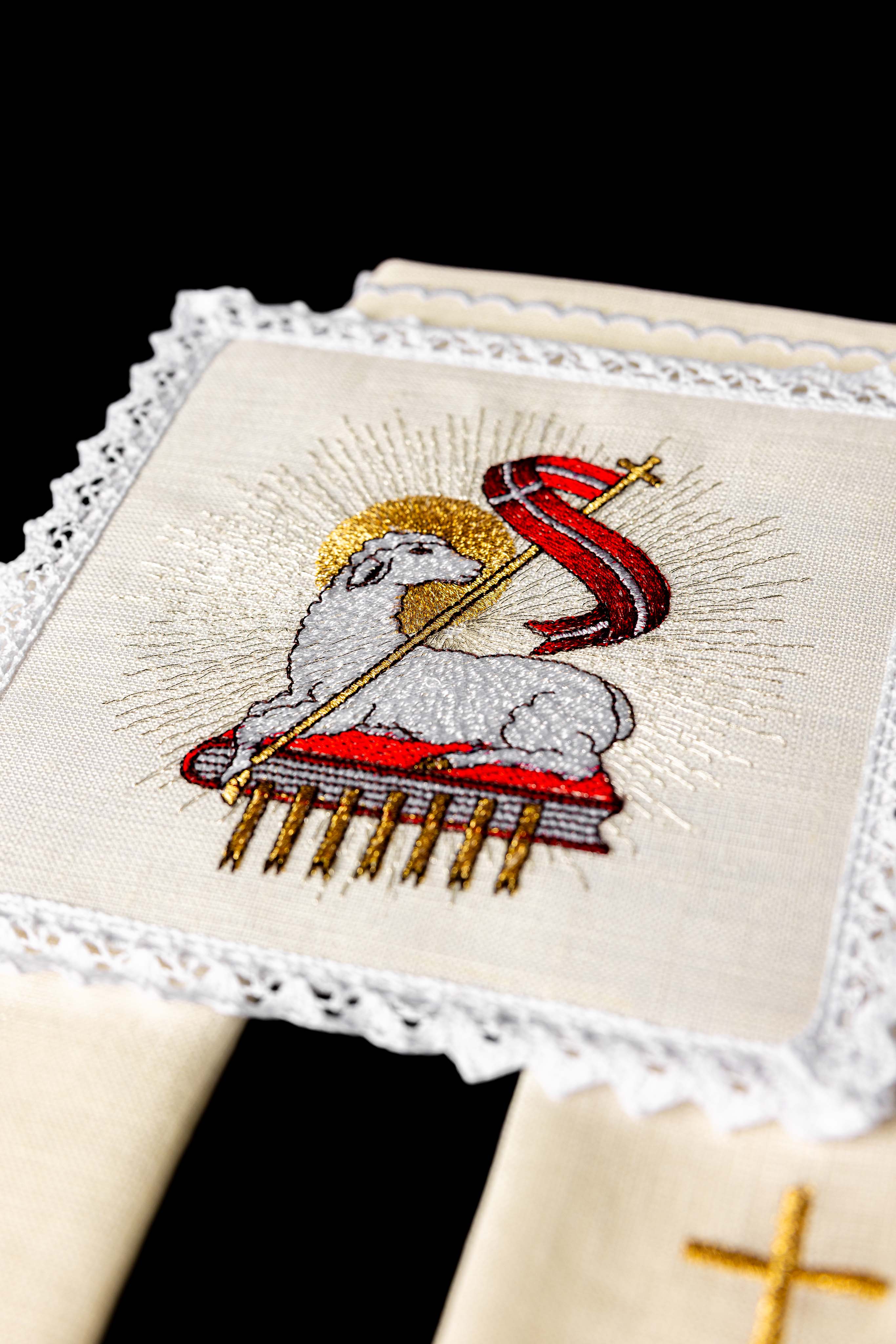 Lniana bielizna kielichowa z haftem baranka