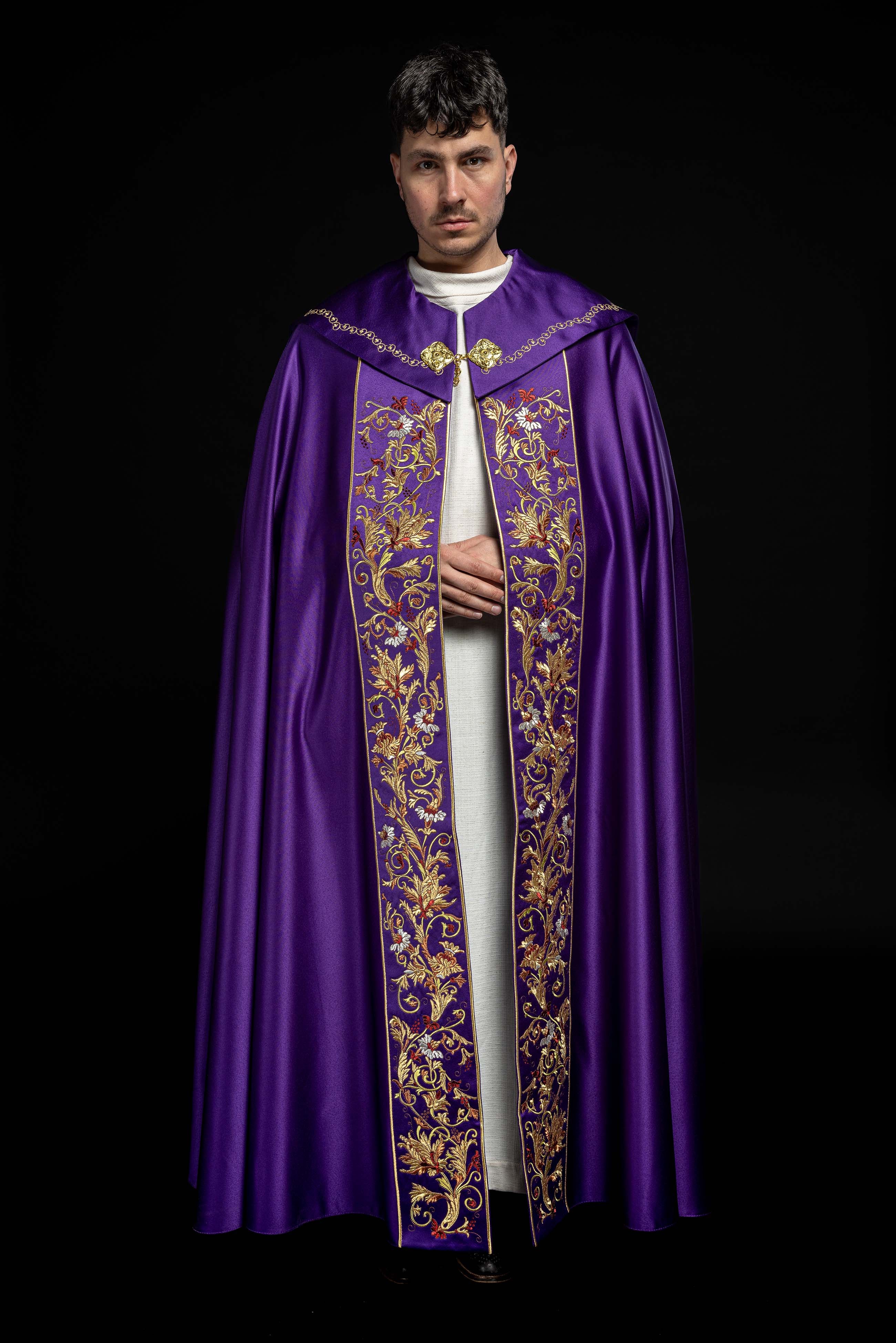 Kapa eucharystyczna z bogato zdobionym monogramem w kolorze fioletowym - ORNATY.PL