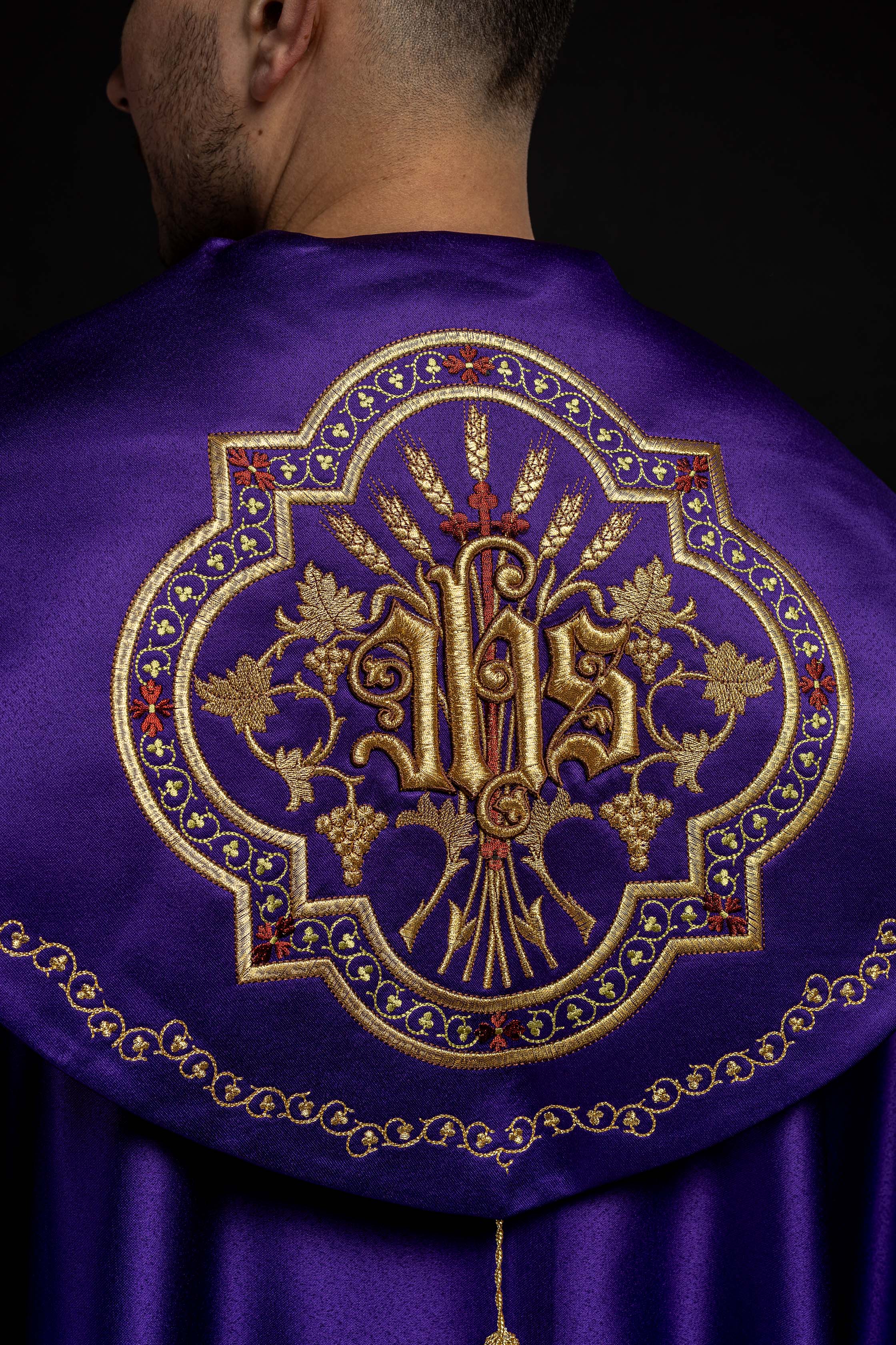Kapa eucharystyczna z bogato zdobionym monogramem w kolorze fioletowym - ORNATY.PL