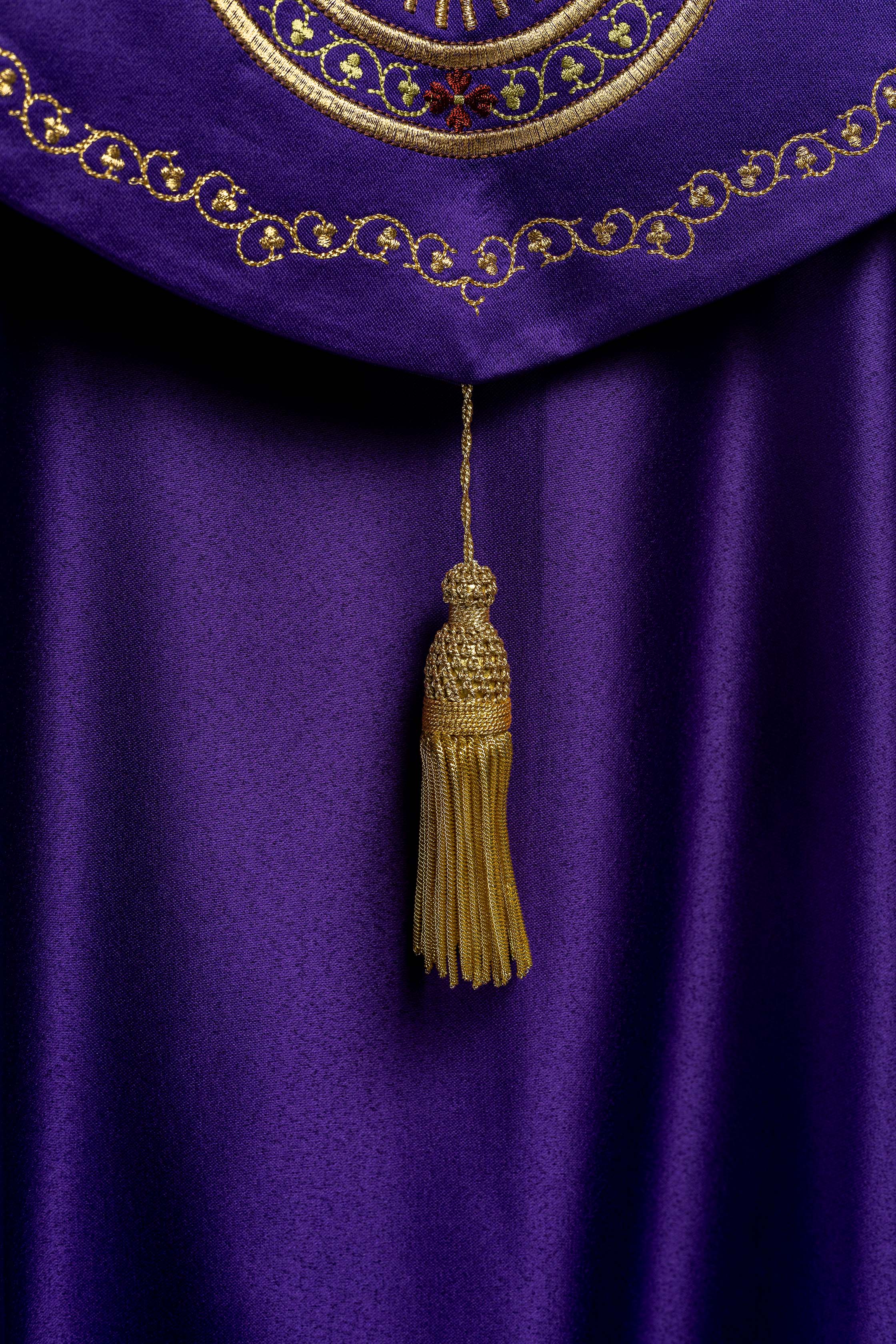 Kapa eucharystyczna z bogato zdobionym monogramem w kolorze fioletowym - ORNATY.PL
