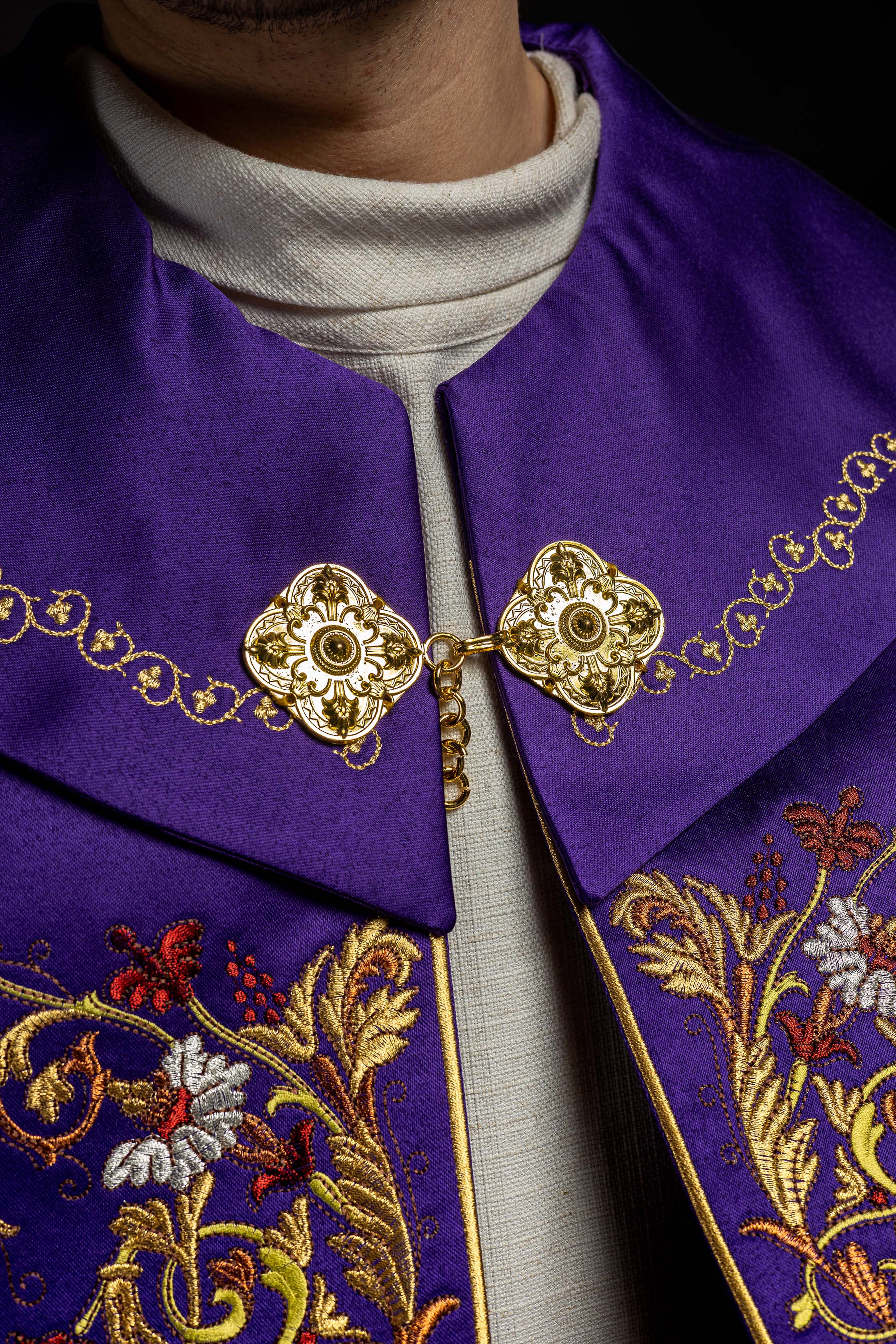 Kapa eucharystyczna z bogato zdobionym monogramem w kolorze fioletowym - ORNATY.PL
