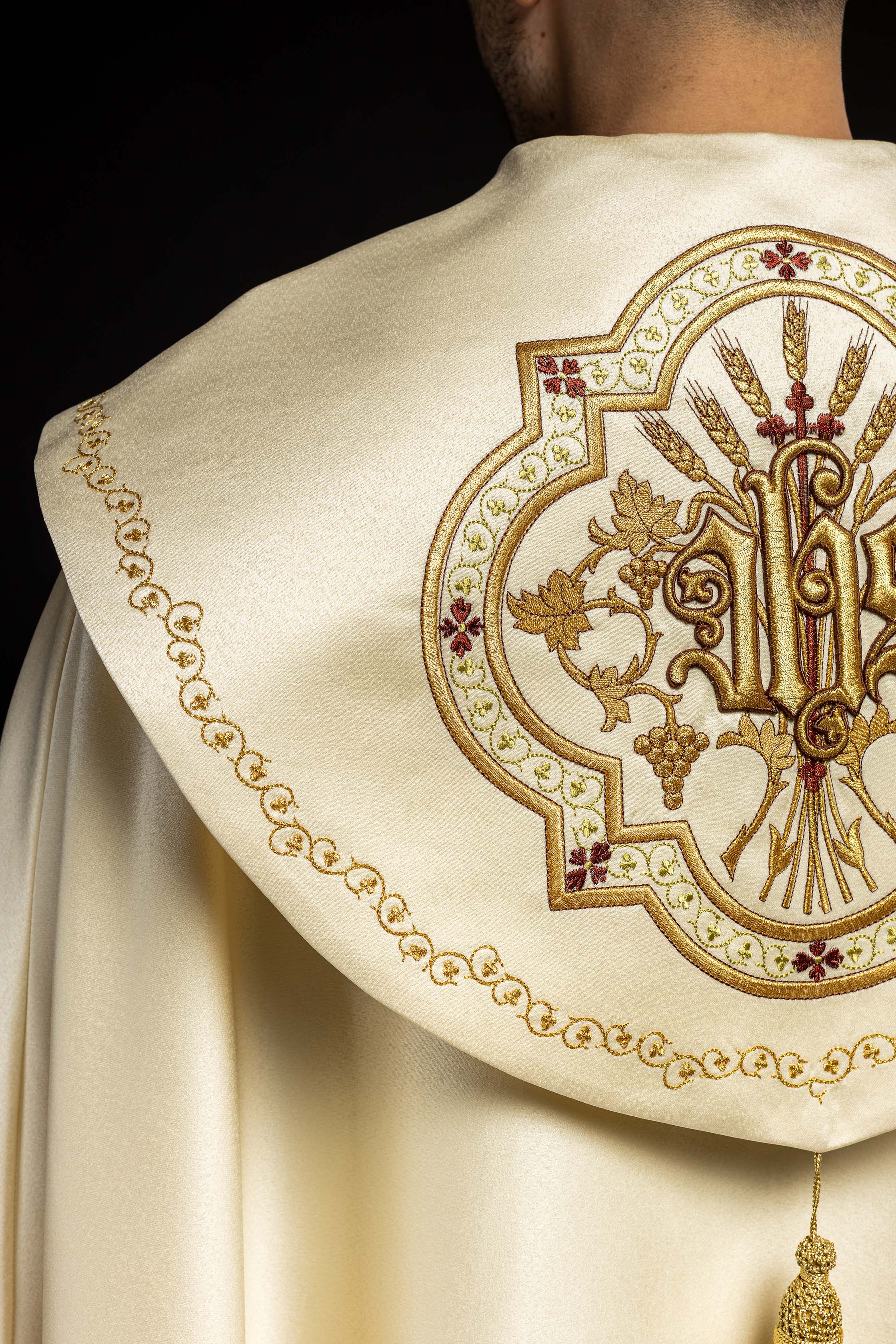 Satynowa kapa liturgiczna ecru z haftowanym złotym IHS - ORNATY.PL