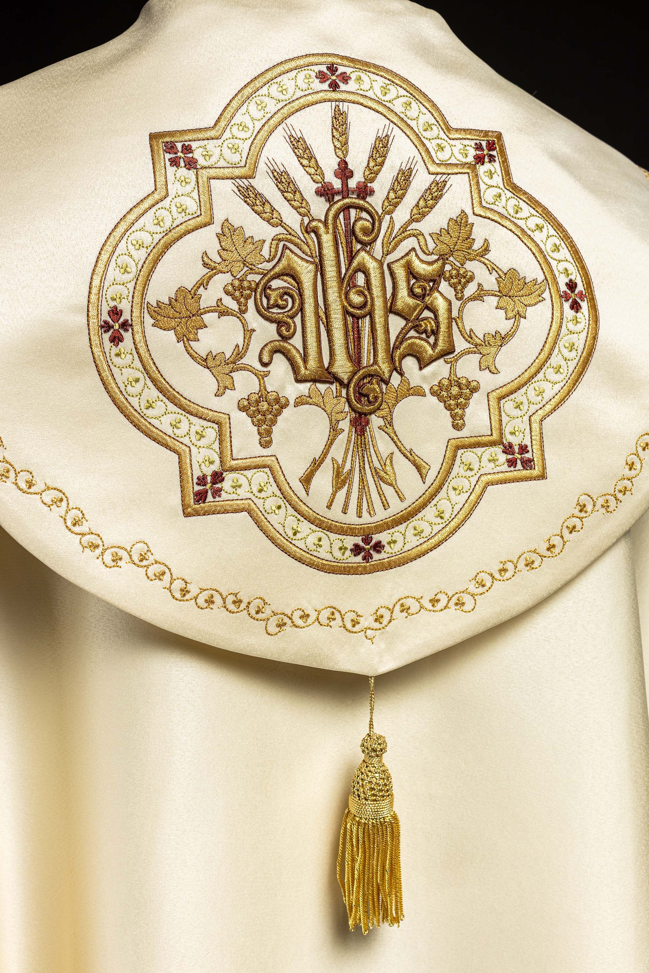 Satynowa kapa liturgiczna ecru z haftowanym złotym IHS - ORNATY.PL