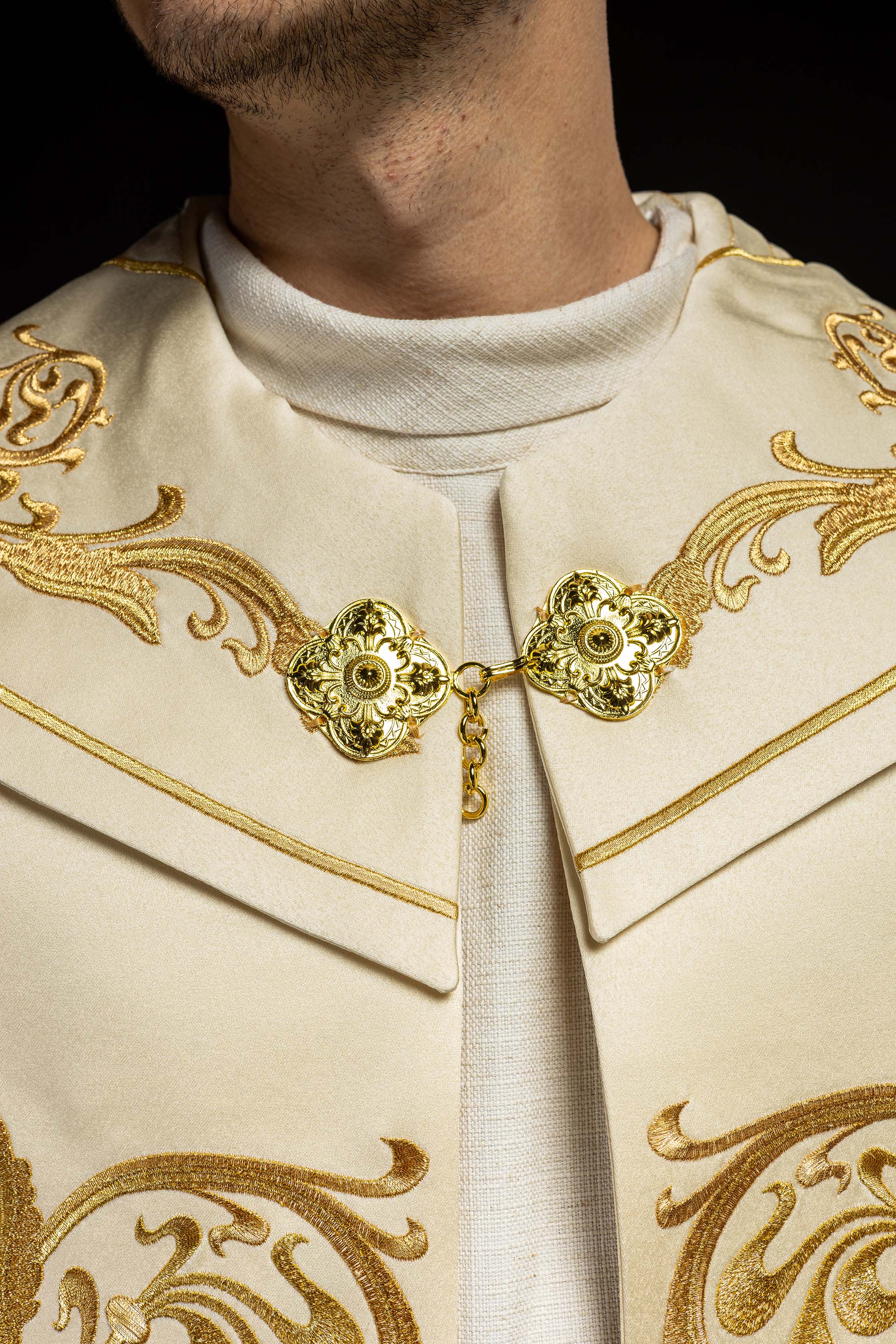 Kapa liturgiczna haftowana IHS ecru - ORNATY.PL