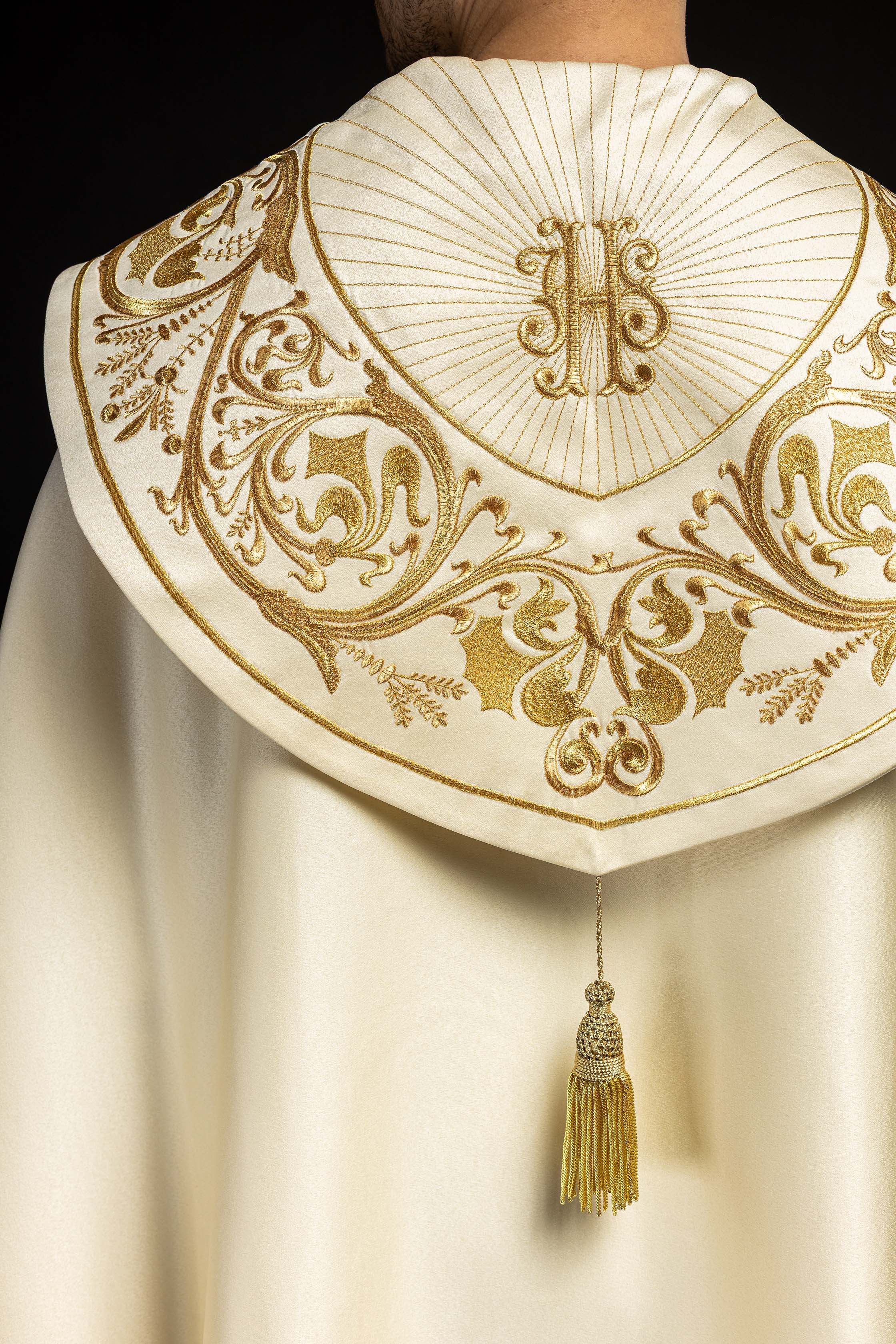 Kapa liturgiczna haftowana IHS ecru - ORNATY.PL