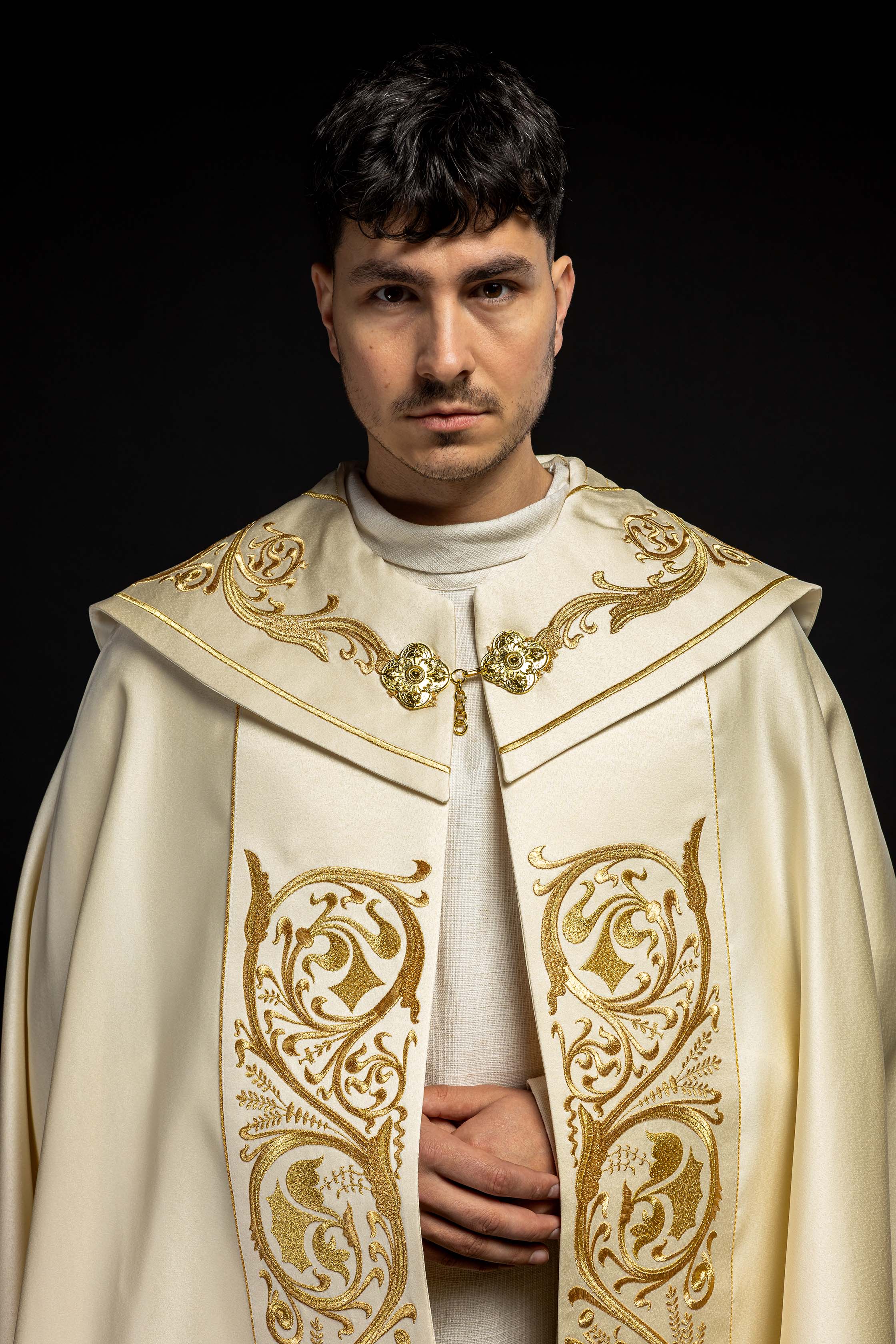 Kapa liturgiczna haftowana IHS ecru - ORNATY.PL