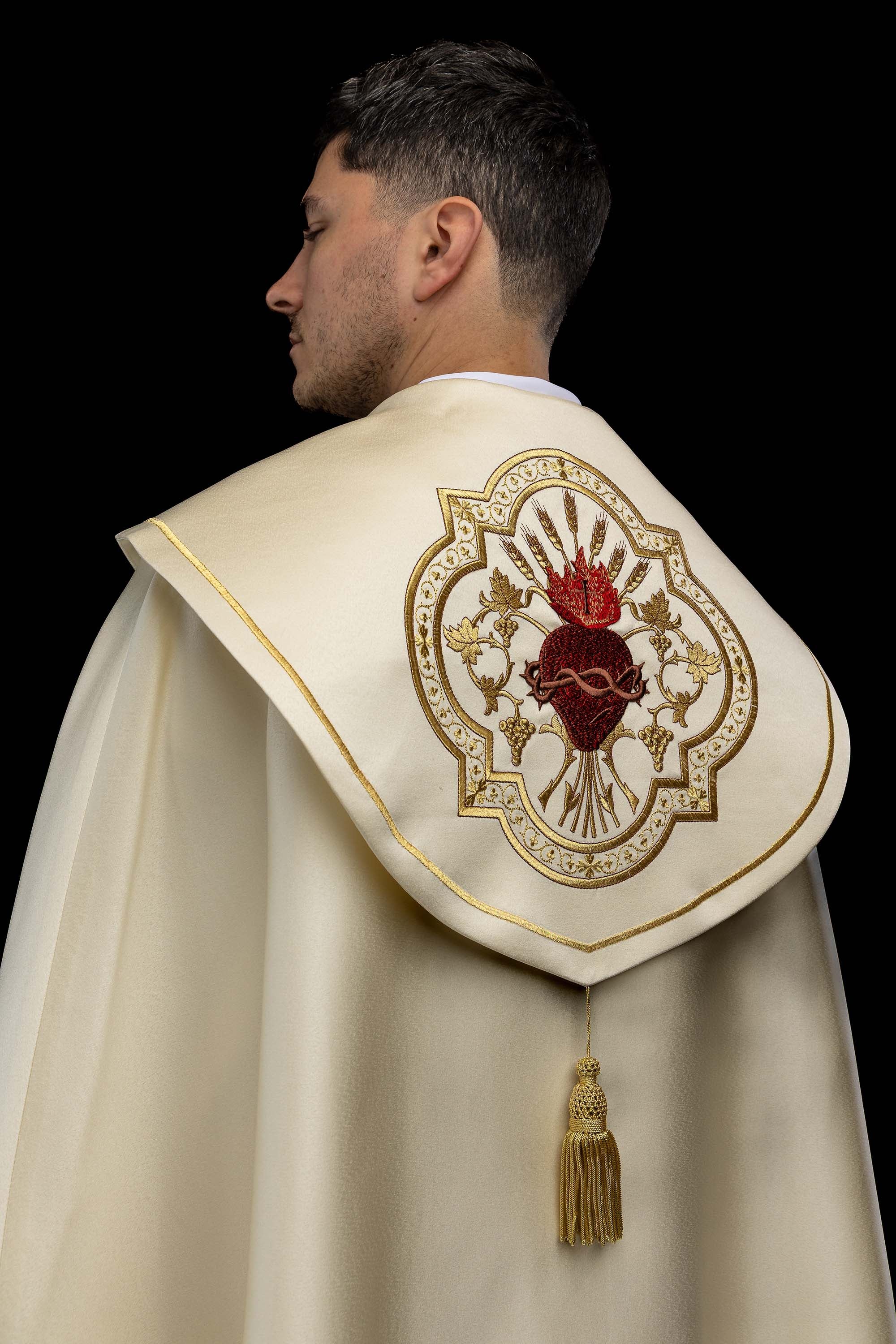 Kapa liturgiczna z haftem Najświętszego Serca Jezusa