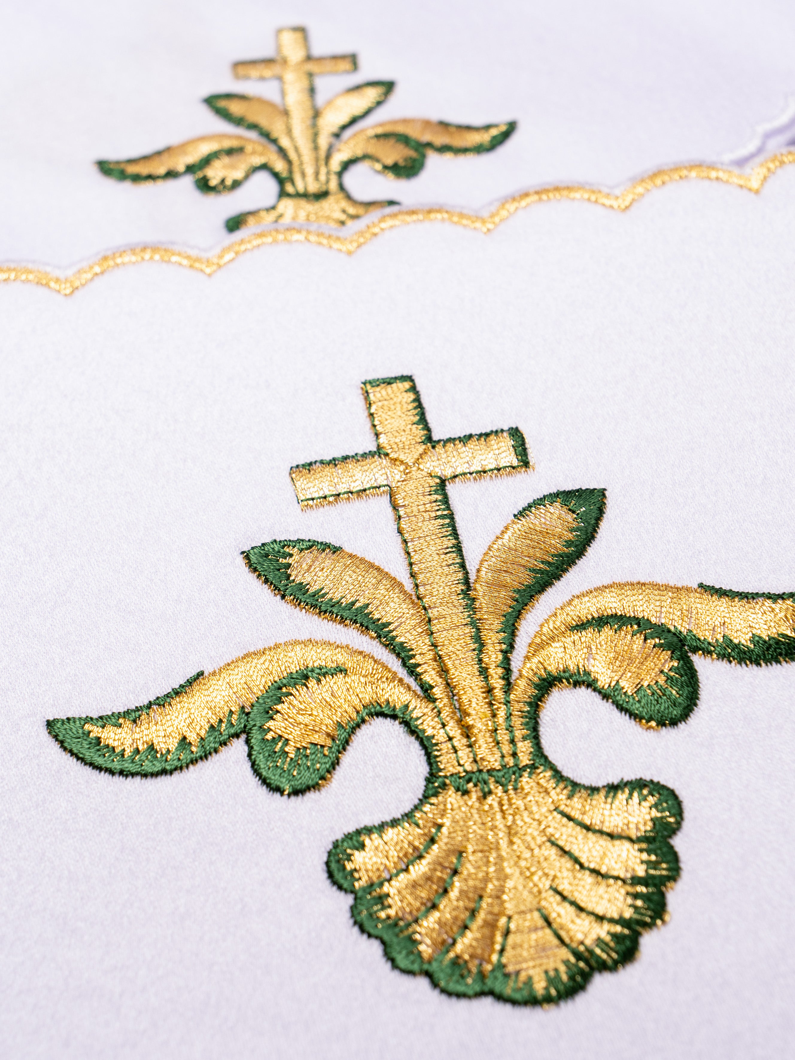 komplet kielichowy z haftem muszli lilii i krzyża