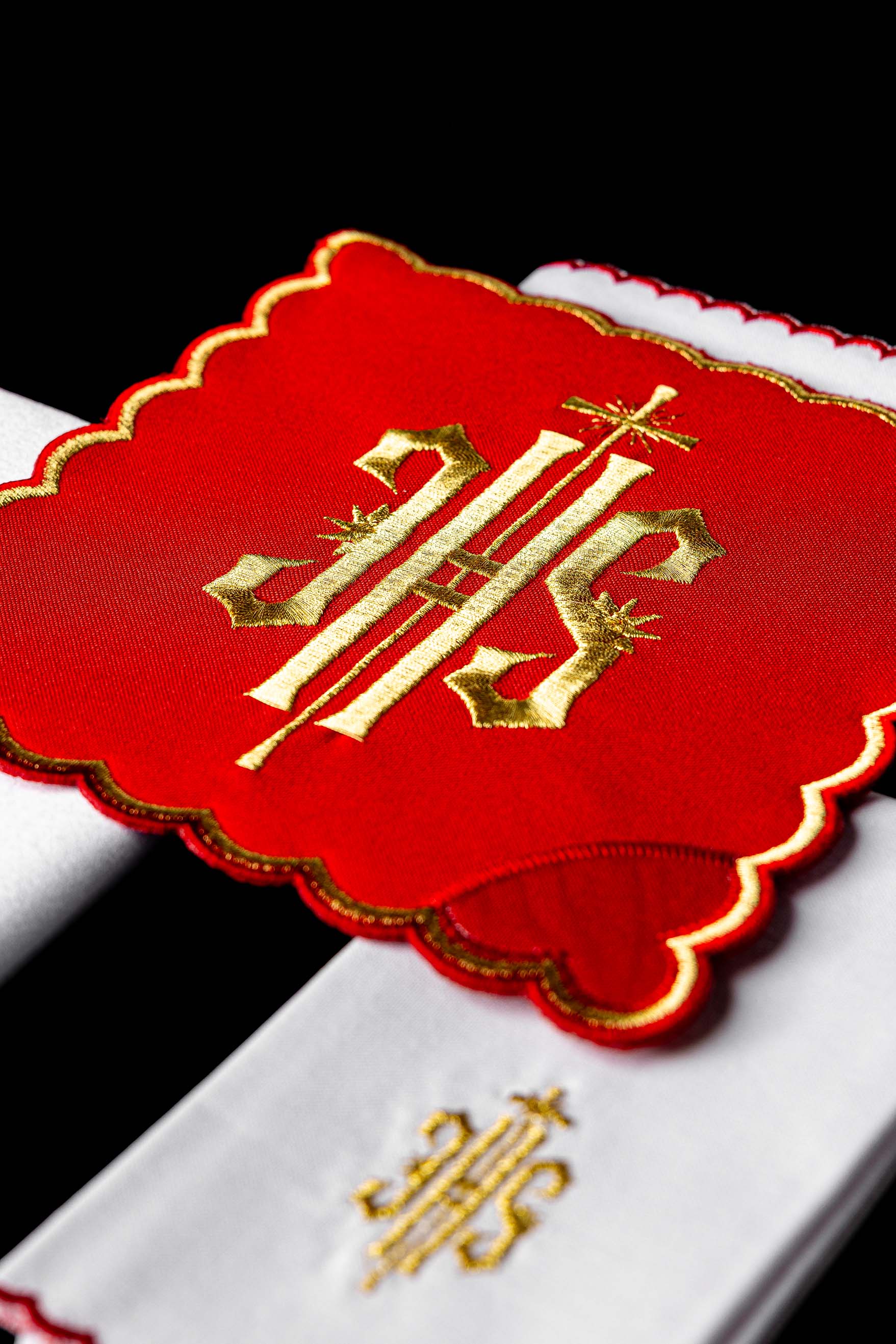 Komplet Kielichowy Haftowany IHS Czerwony