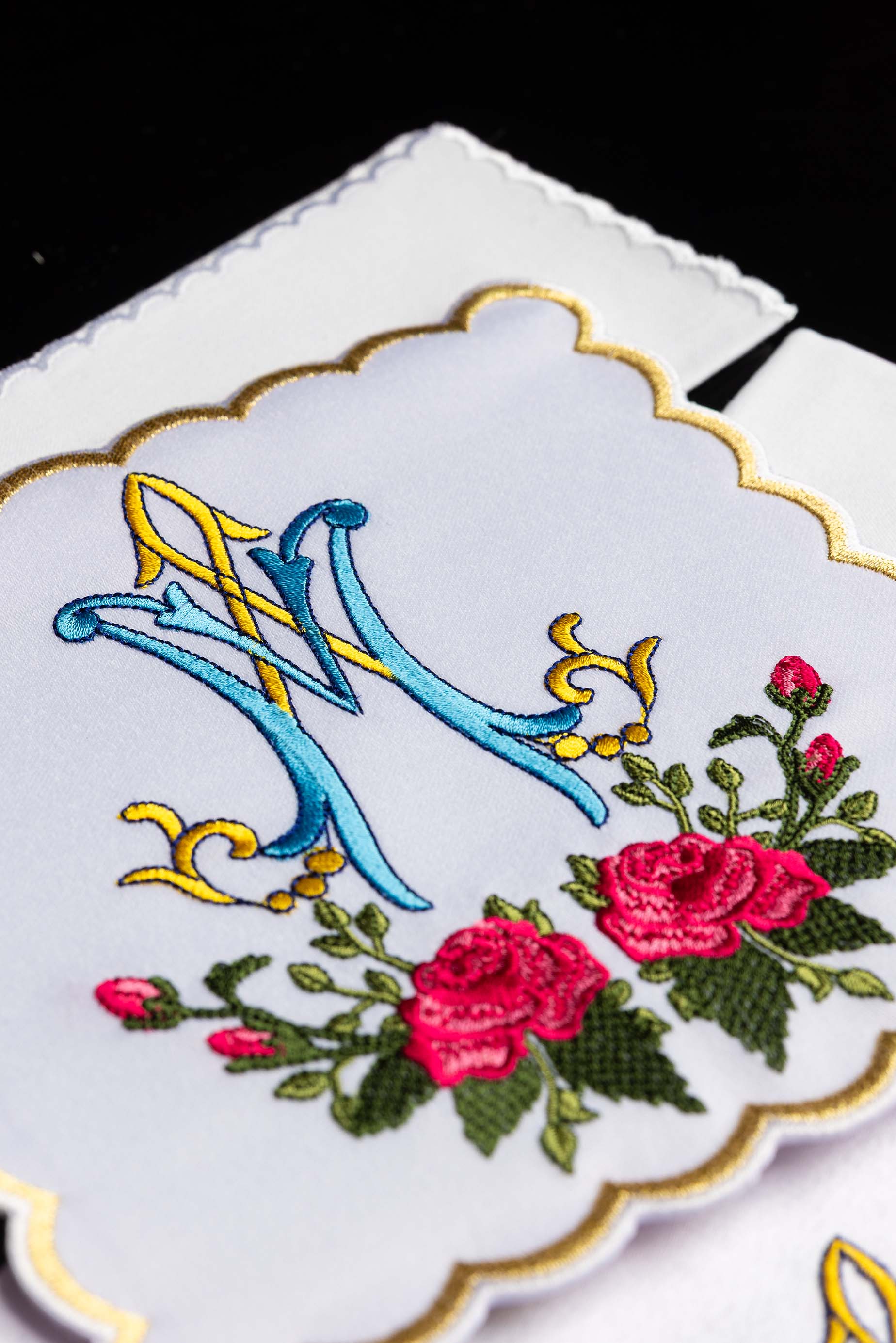 Bielizna kielichowa z kolorowym haftem maryjnym - ORNATY.PL