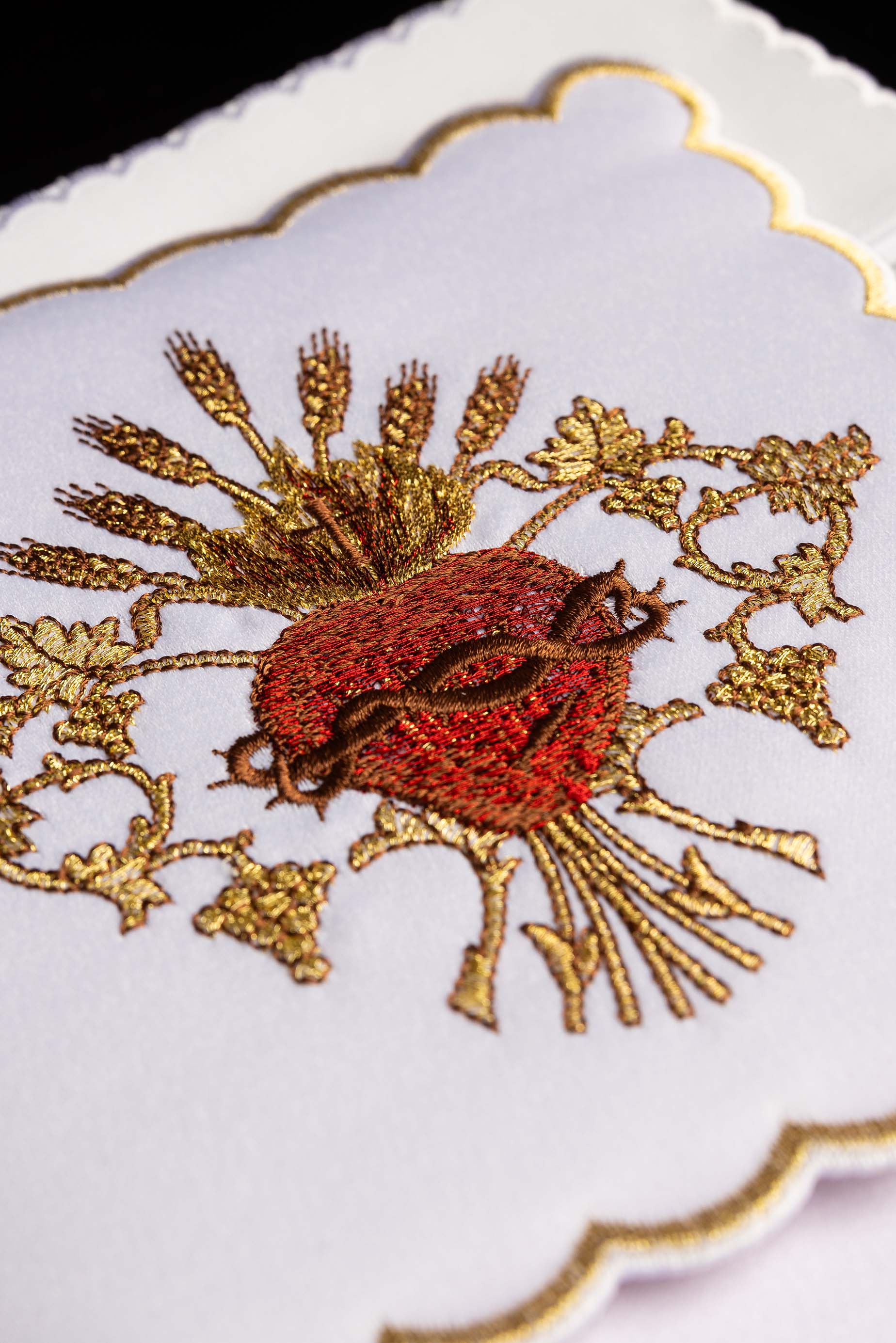 Bielizna kielichowa haftowana z Sercem Pana Jezusa - ORNATY.PL