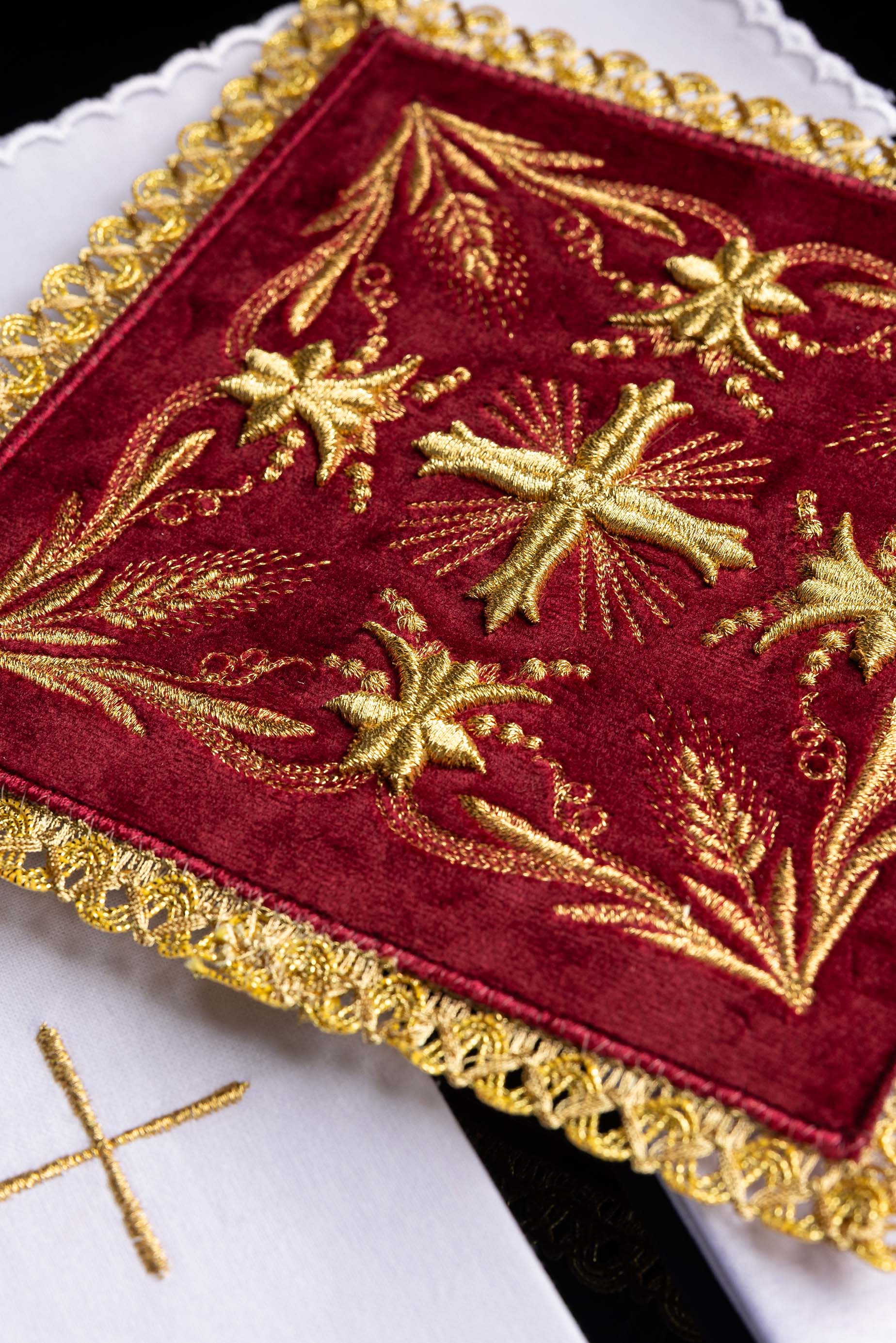 Bielizna kielichowa haftowana czerwony aksamit - ORNATY.PL