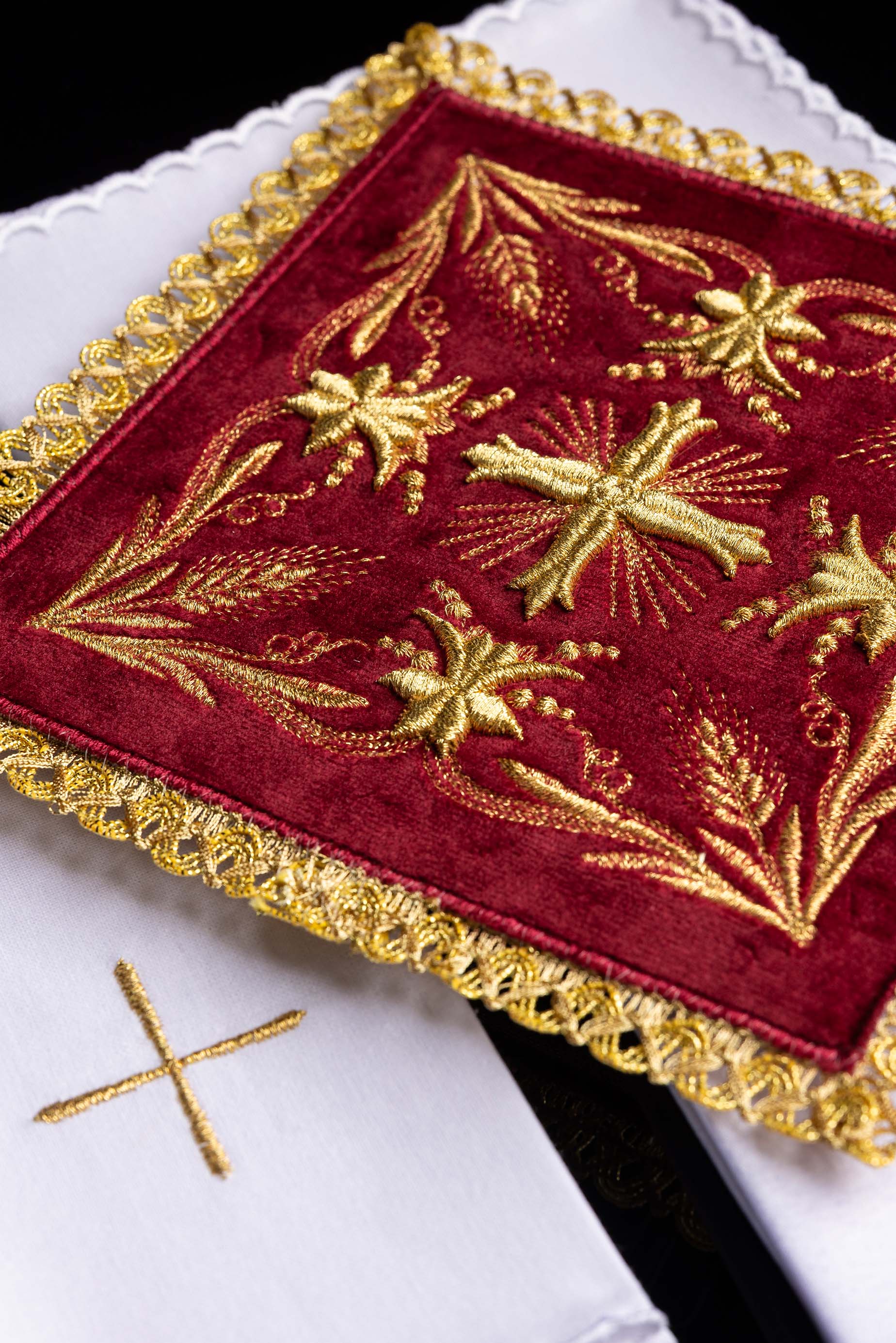 Bielizna kielichowa haftowana czerwony aksamit - ORNATY.PL