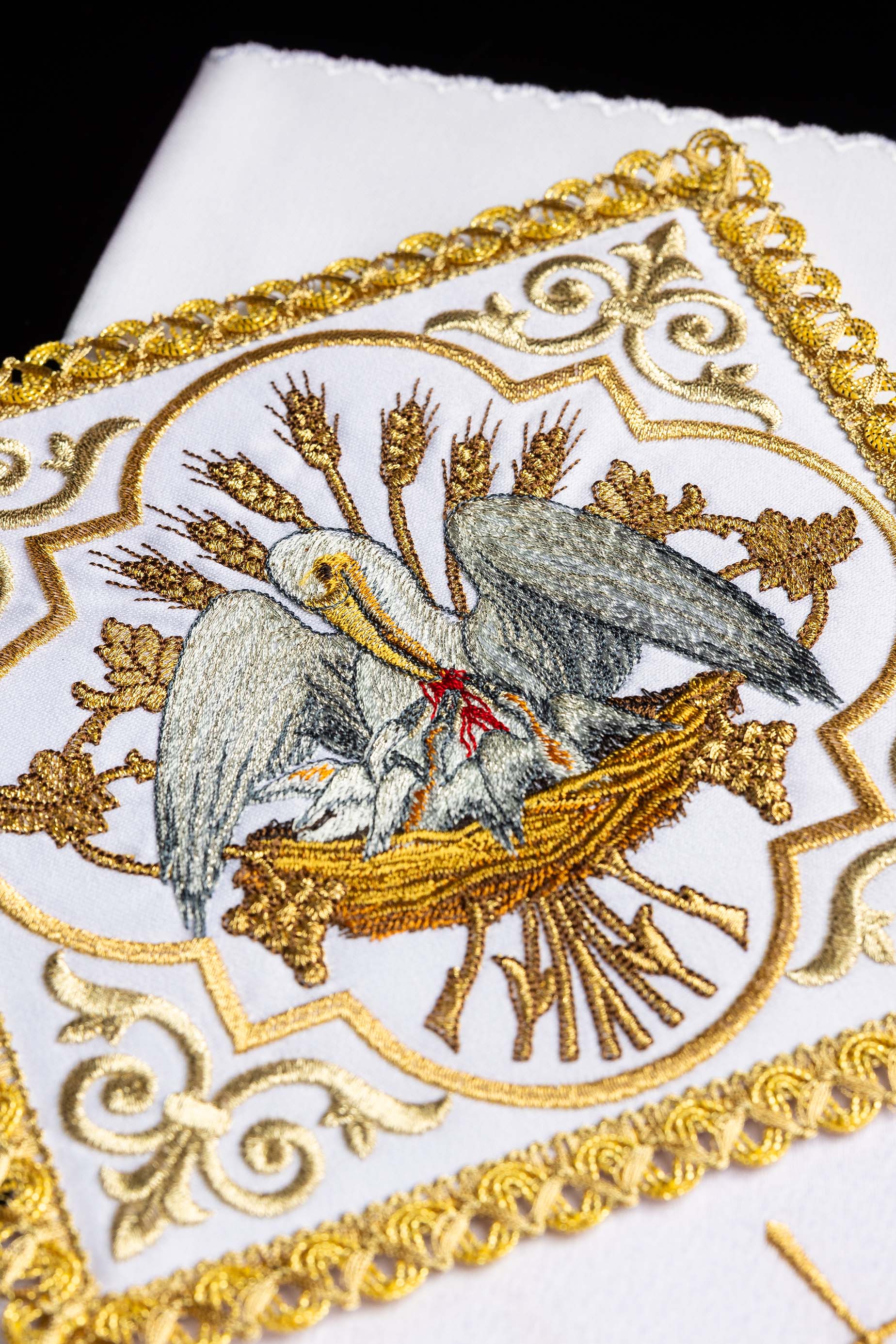 Bielizna kielichowa haftowana z wizerunkiem Pelikana - ORNATY.PL