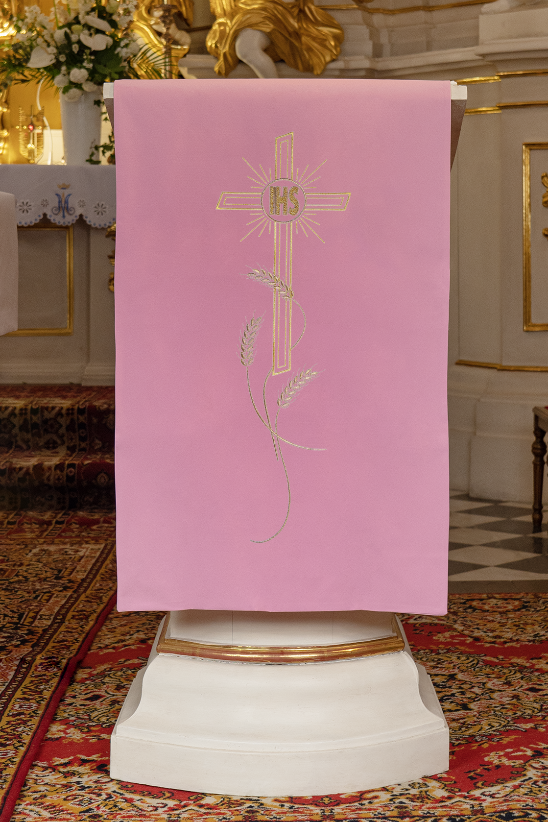 Różowy obrus na lektorium haftowana motyw krzyża i IHS