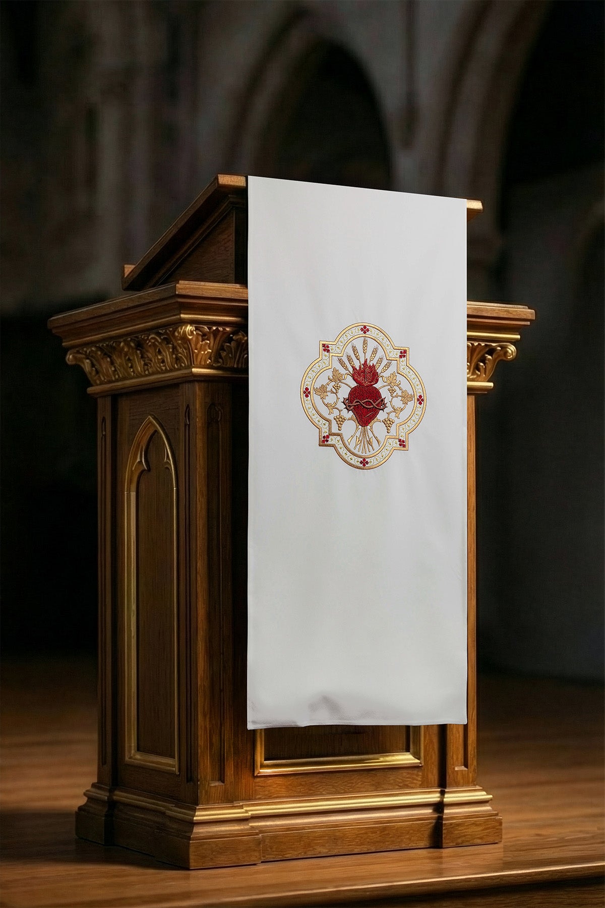 Serweta na lektorium haftowana Ecru Serce Jezusa Chrystusa