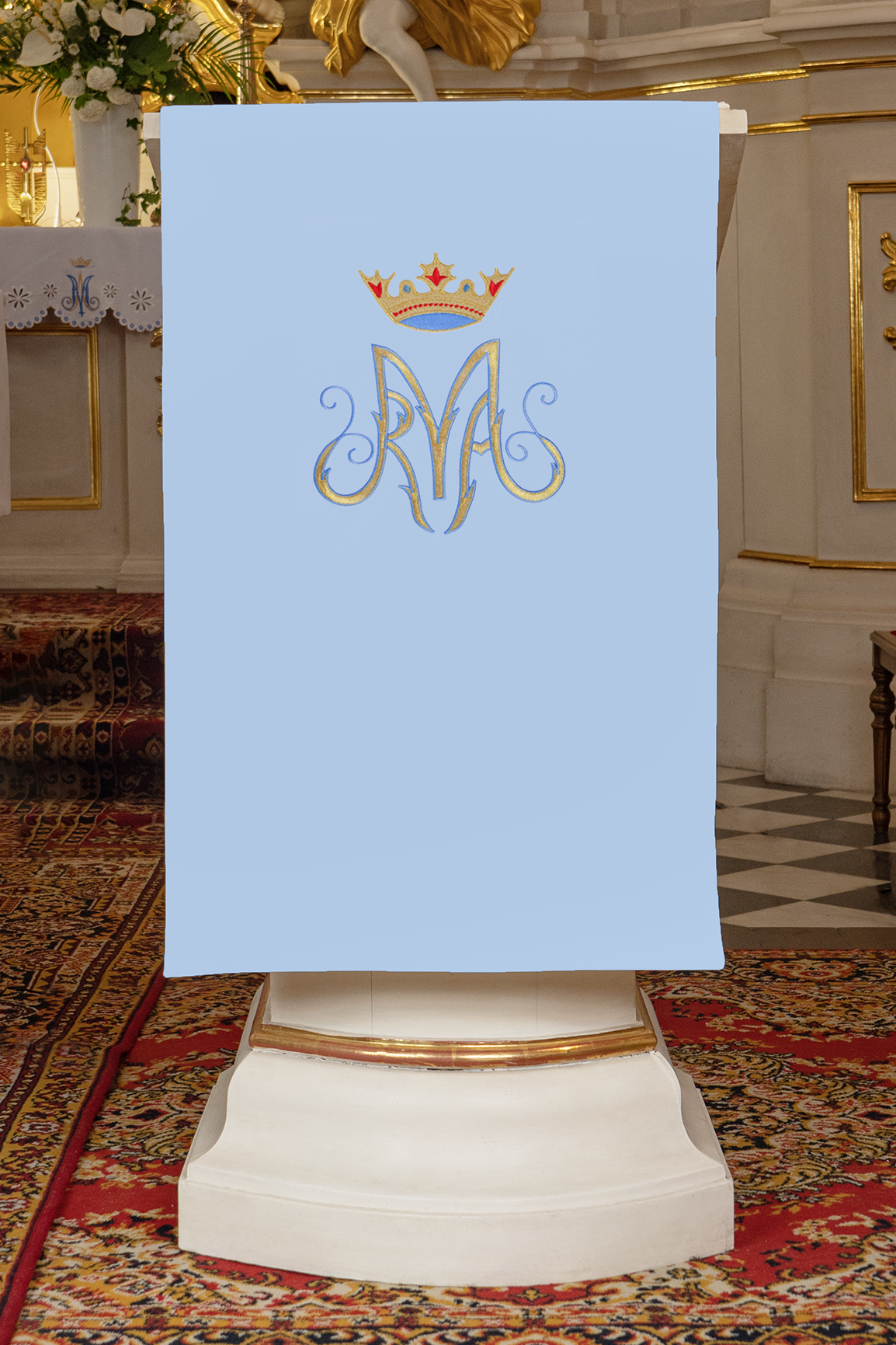 Serweta na lektorium haftowana z motywem Maryjnym niebieska