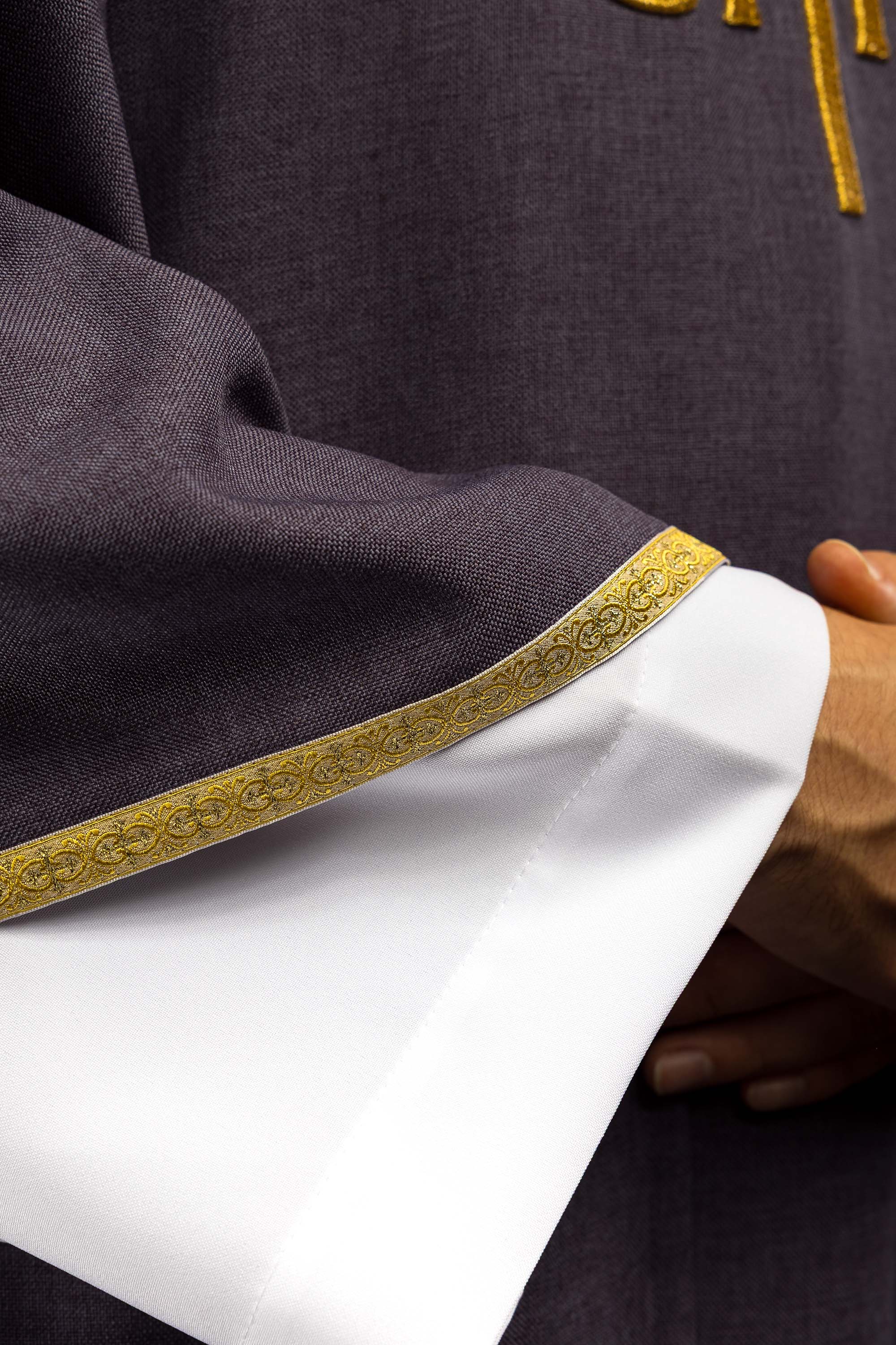 Fioletowy ornat liturgiczny z złotym haftem IHS