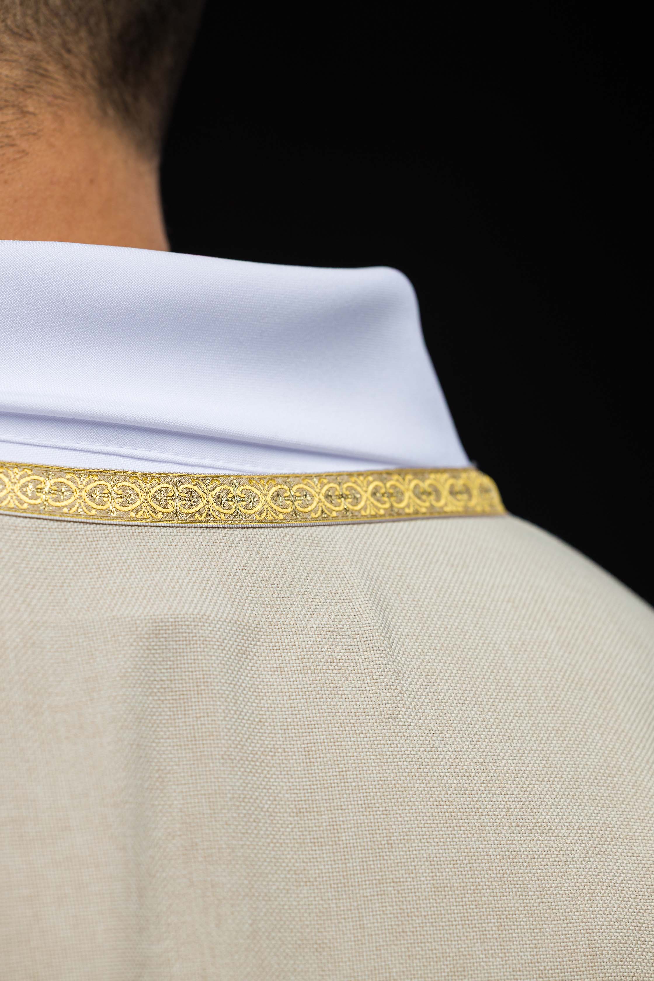 Ecru ornat liturgiczny z złotym haftem IHS