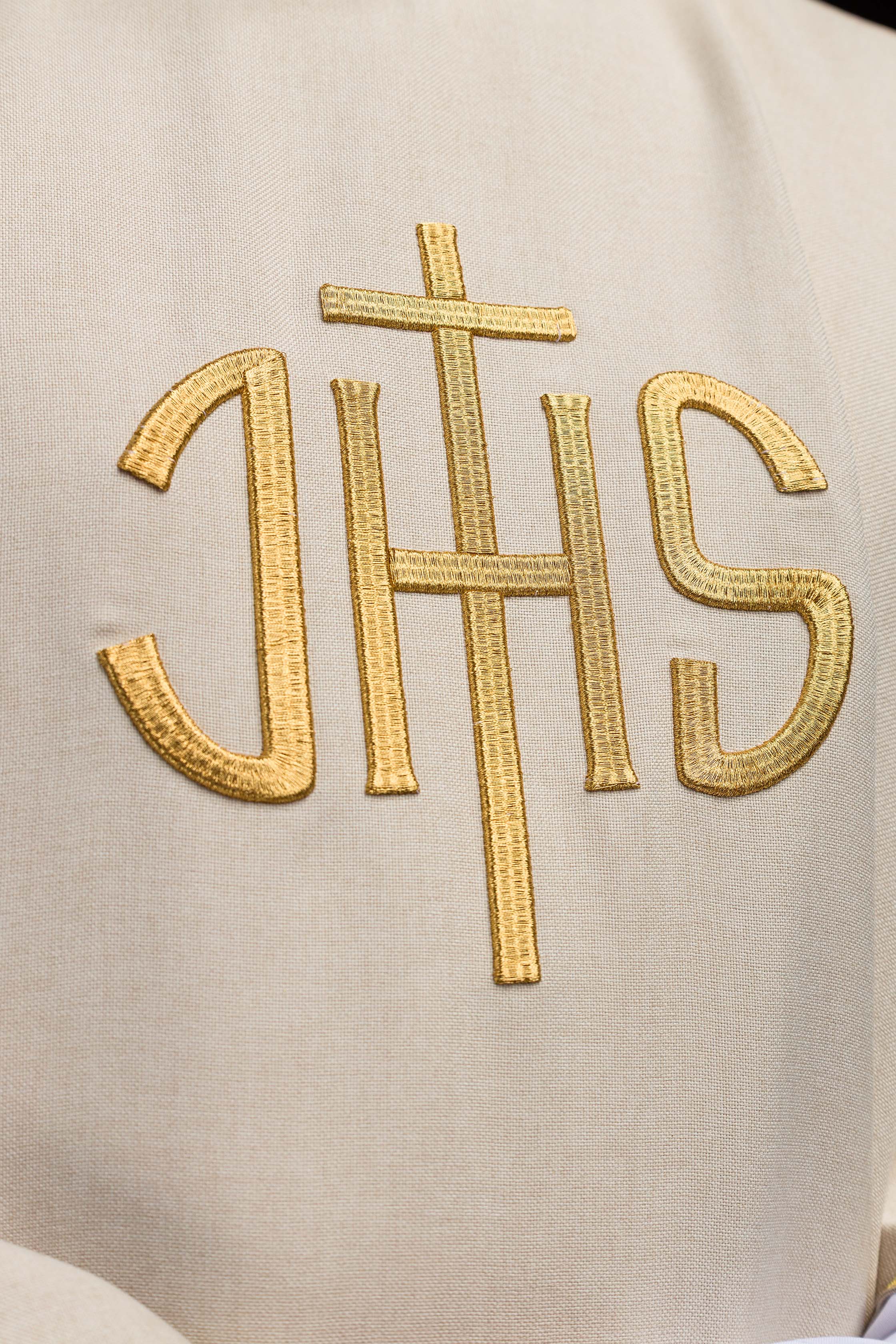 Ecru ornat liturgiczny z złotym haftem IHS
