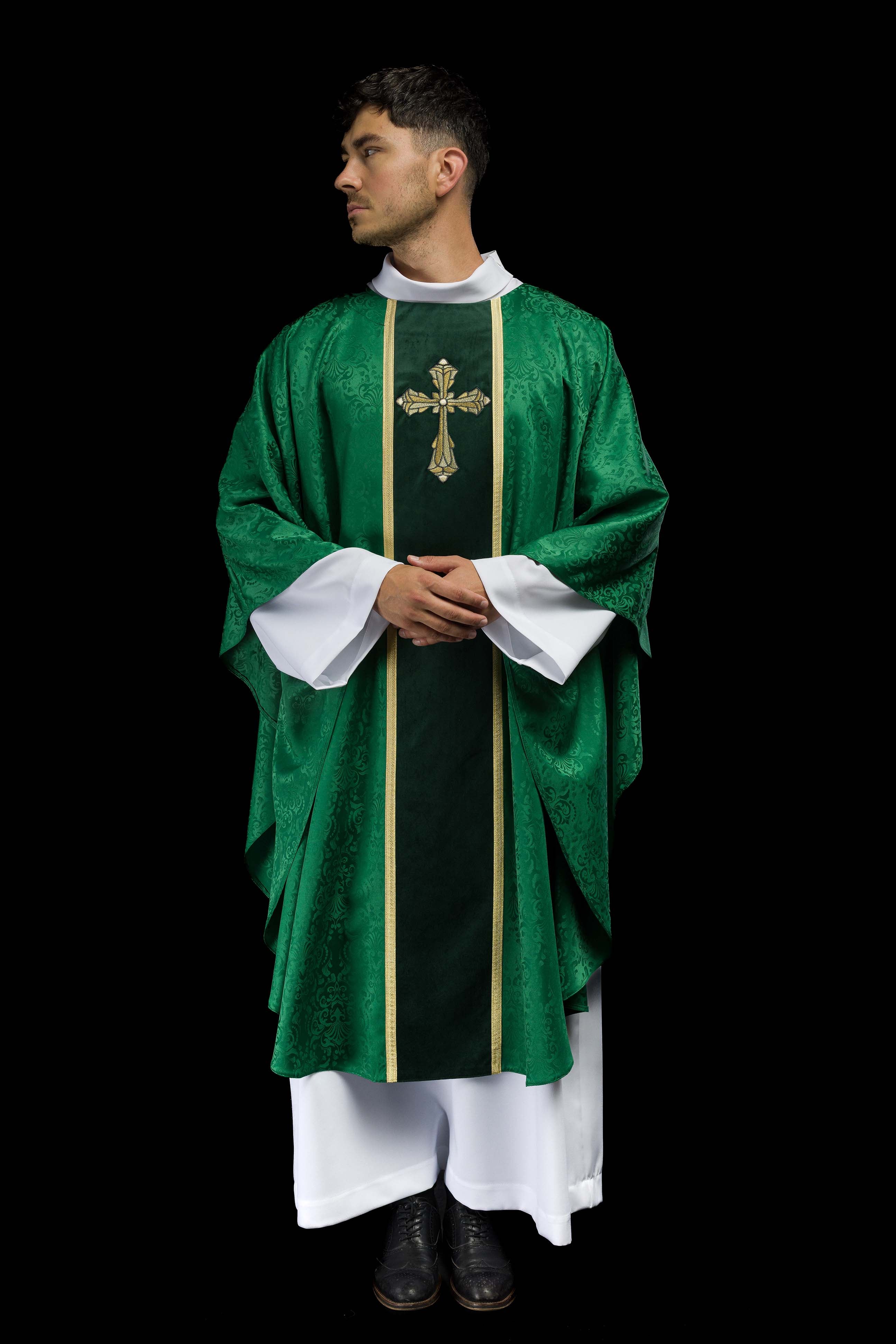 Ornat liturgiczny zielony z pasem i haftem krzyża na tkaninie żakardowej