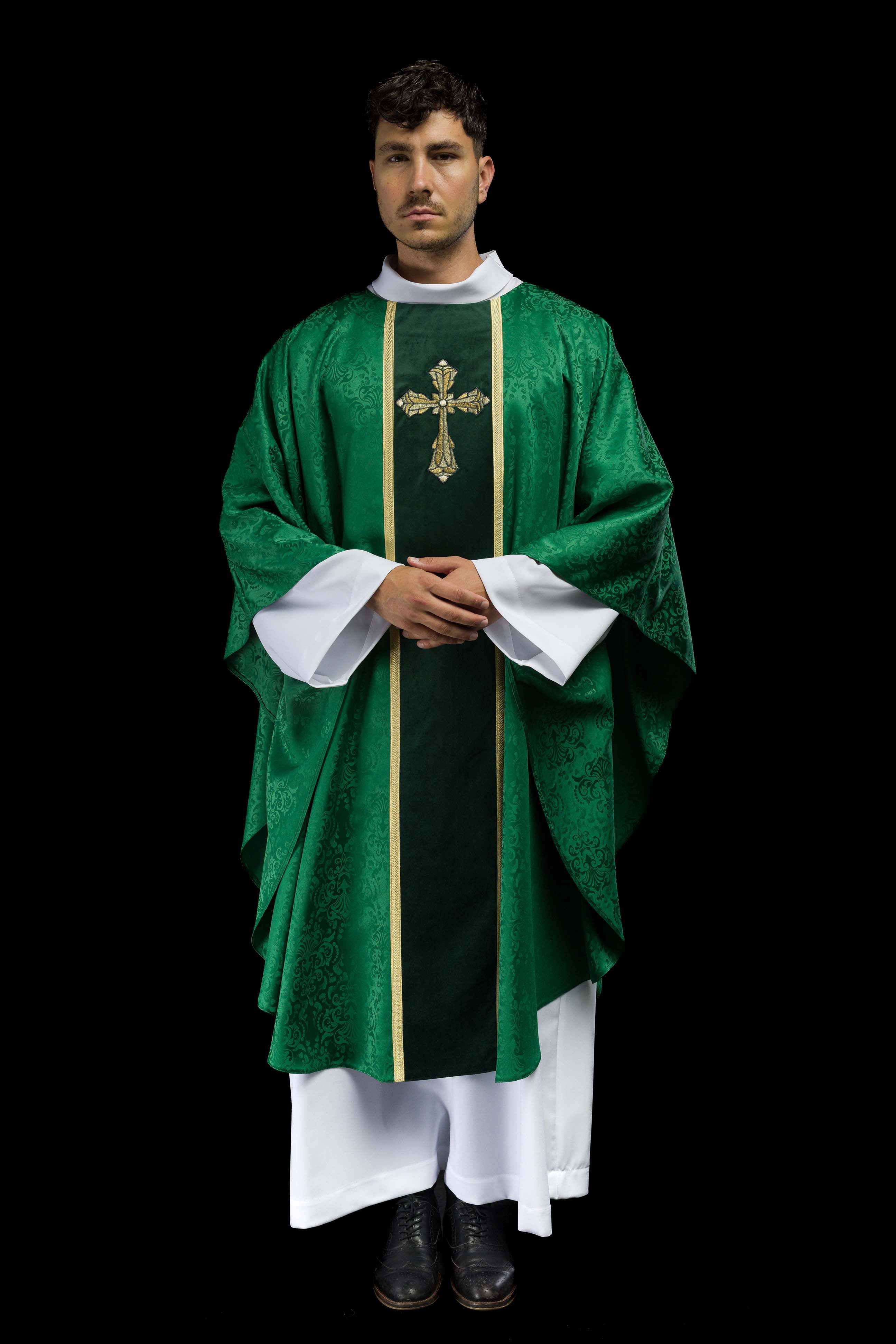 Ornat liturgiczny zielony z pasem i haftem krzyża na tkaninie żakardowej