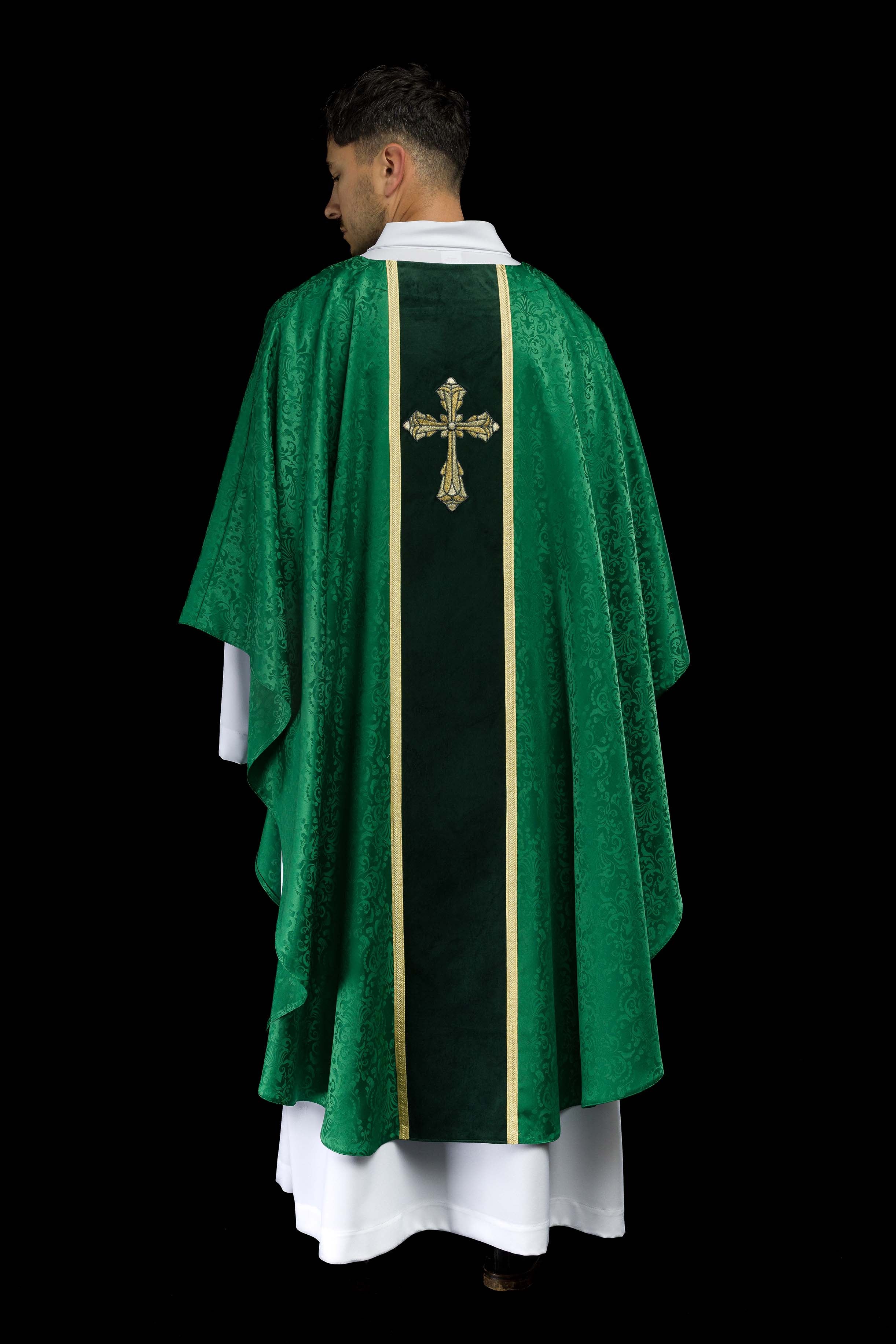Ornat liturgiczny zielony z pasem i haftem krzyża na tkaninie żakardowej