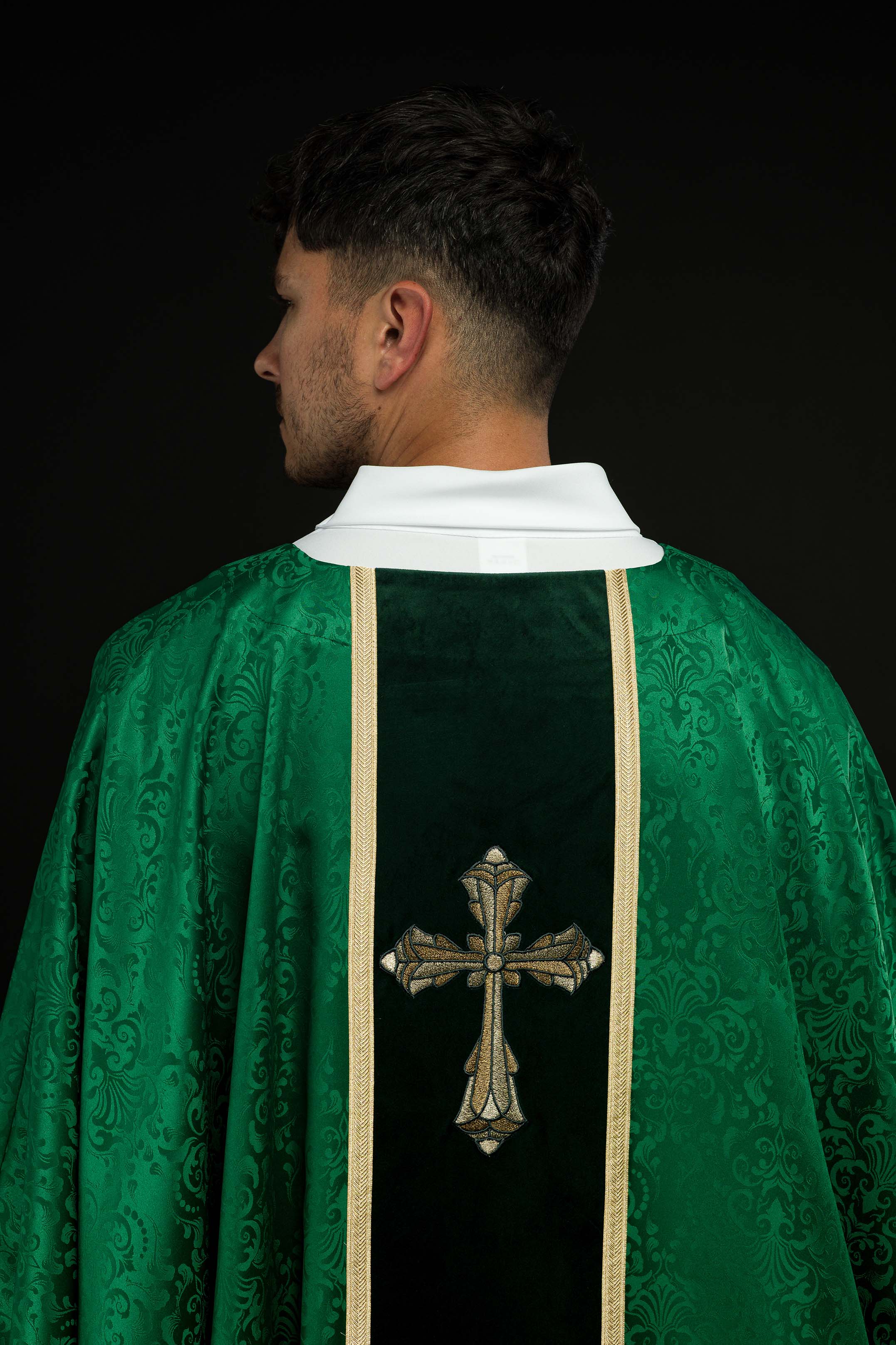 Ornat liturgiczny zielony z pasem i haftem krzyża na tkaninie żakardowej