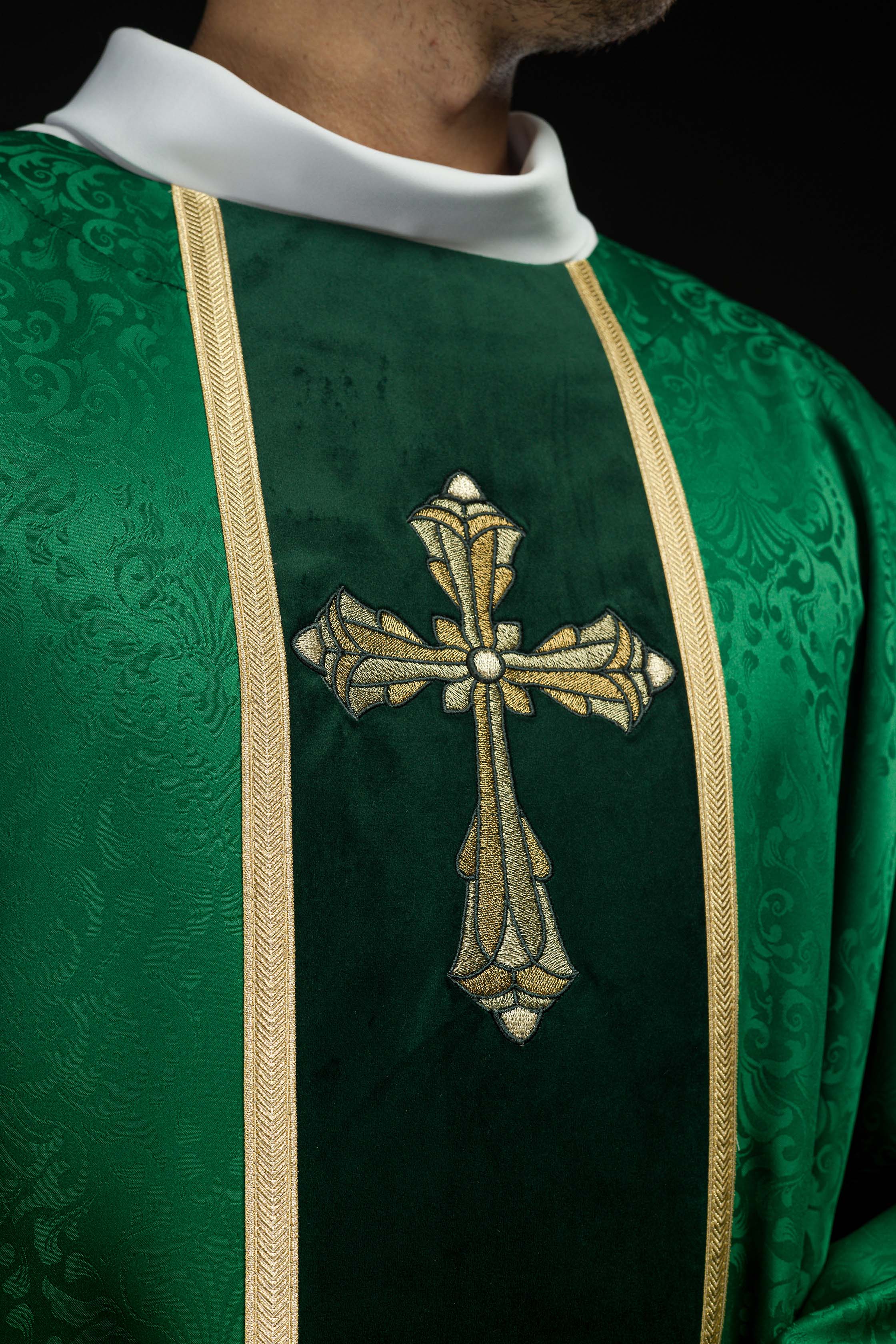 Ornat liturgiczny zielony z pasem i haftem krzyża na tkaninie żakardowej