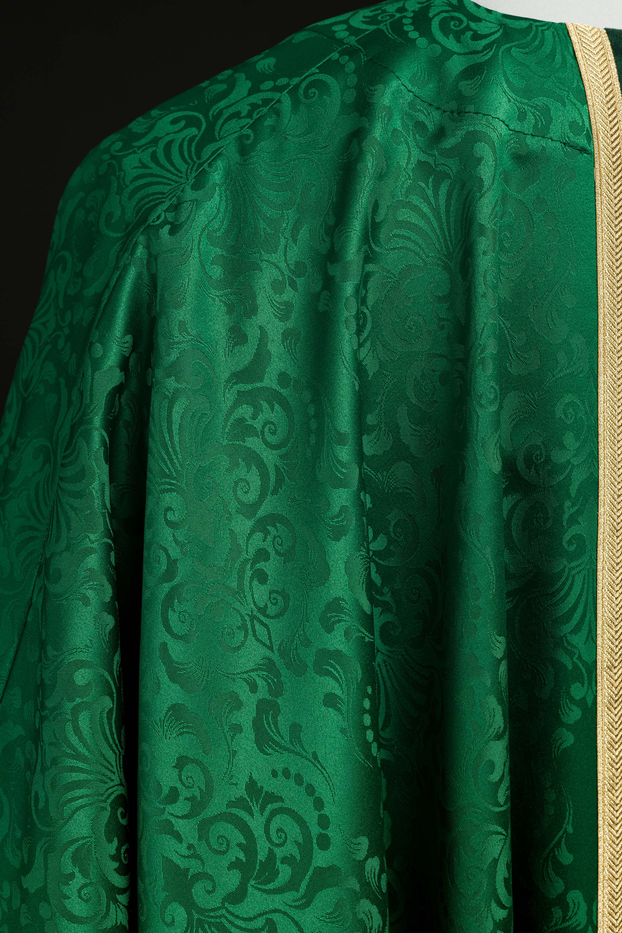 Ornat liturgiczny zielony z pasem i haftem krzyża na tkaninie żakardowej