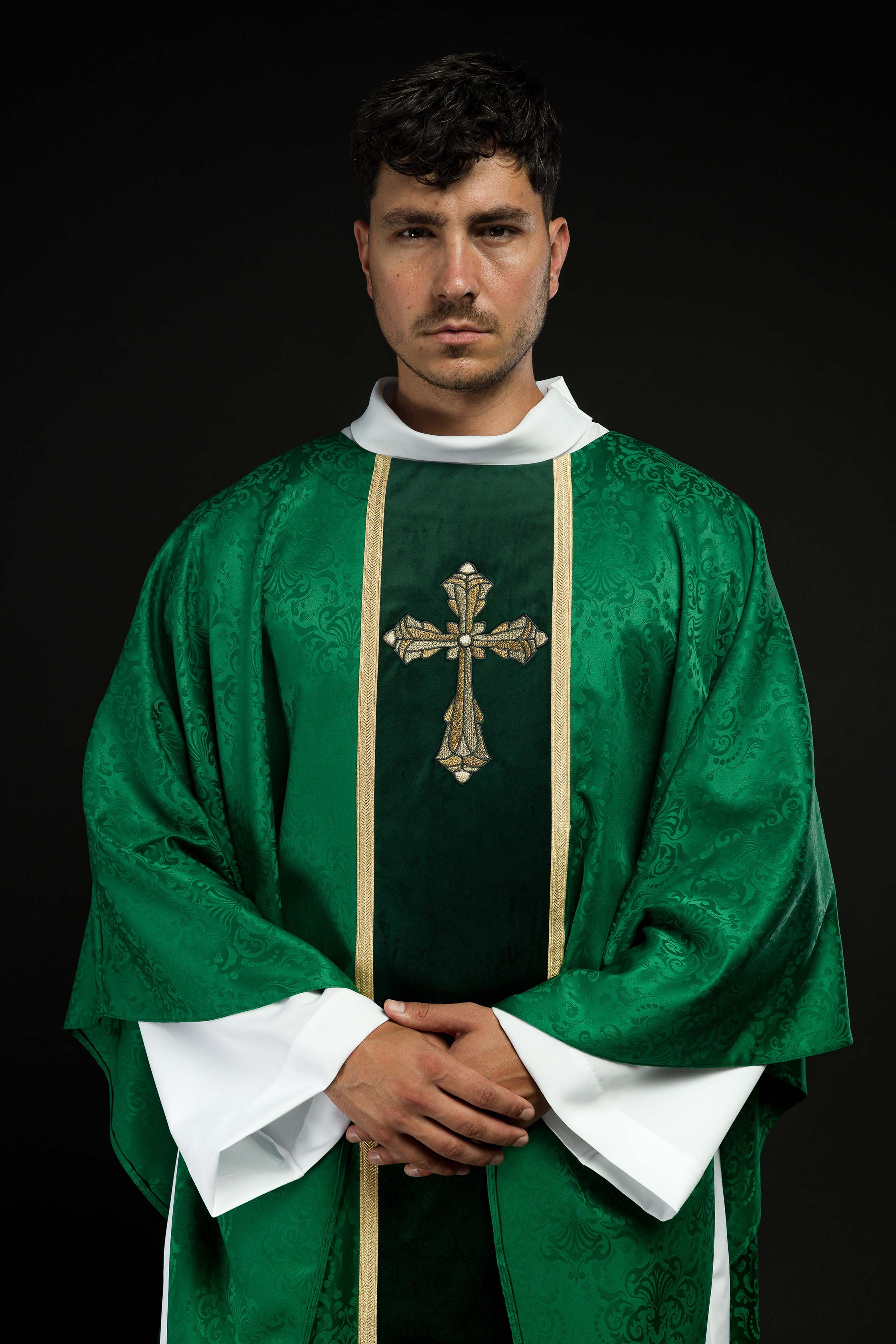 Ornat liturgiczny zielony z pasem i haftem krzyża na tkaninie żakardowej