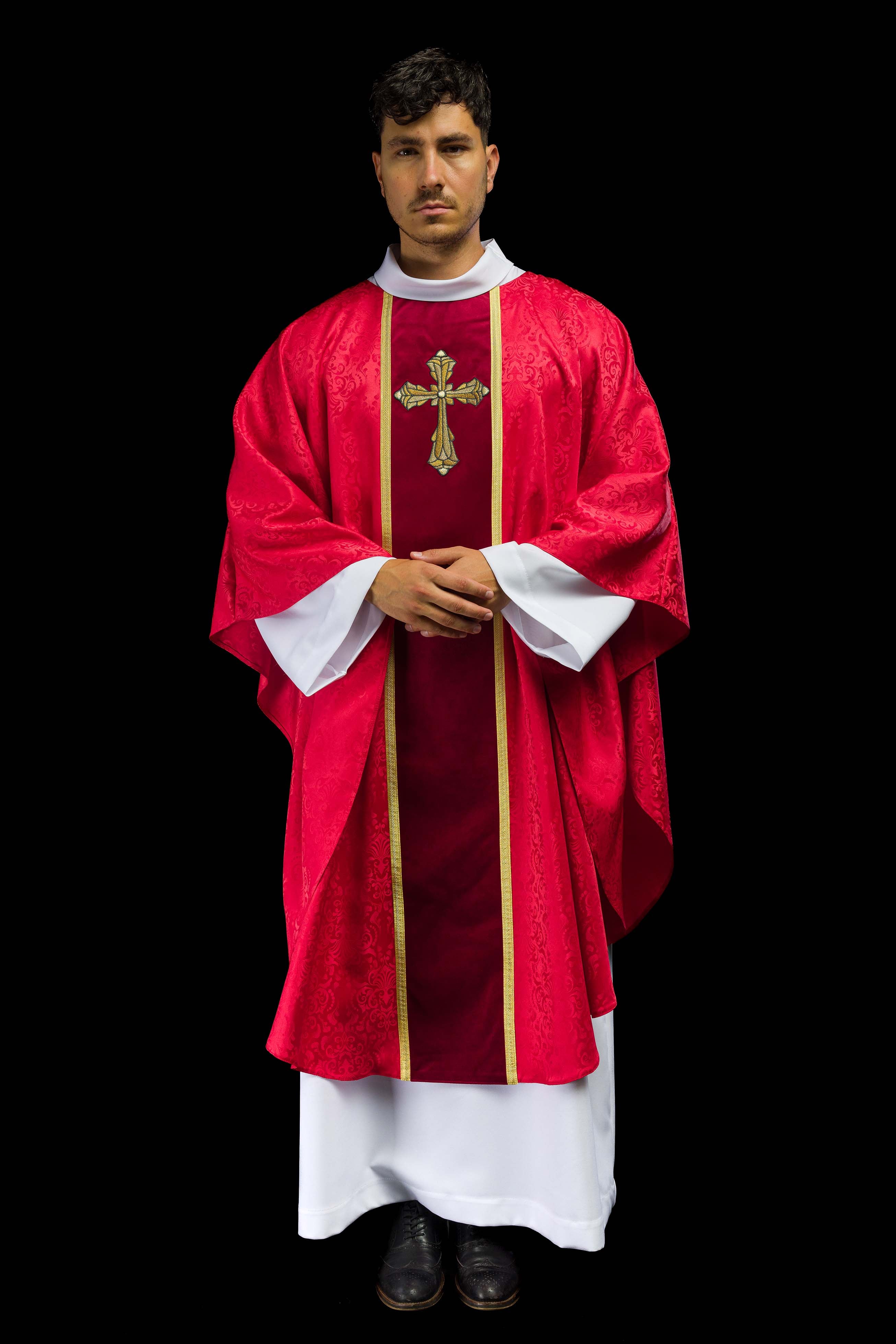Ornat liturgiczny czerwony z pasem i haftem krzyża na tkaninie żakardowej